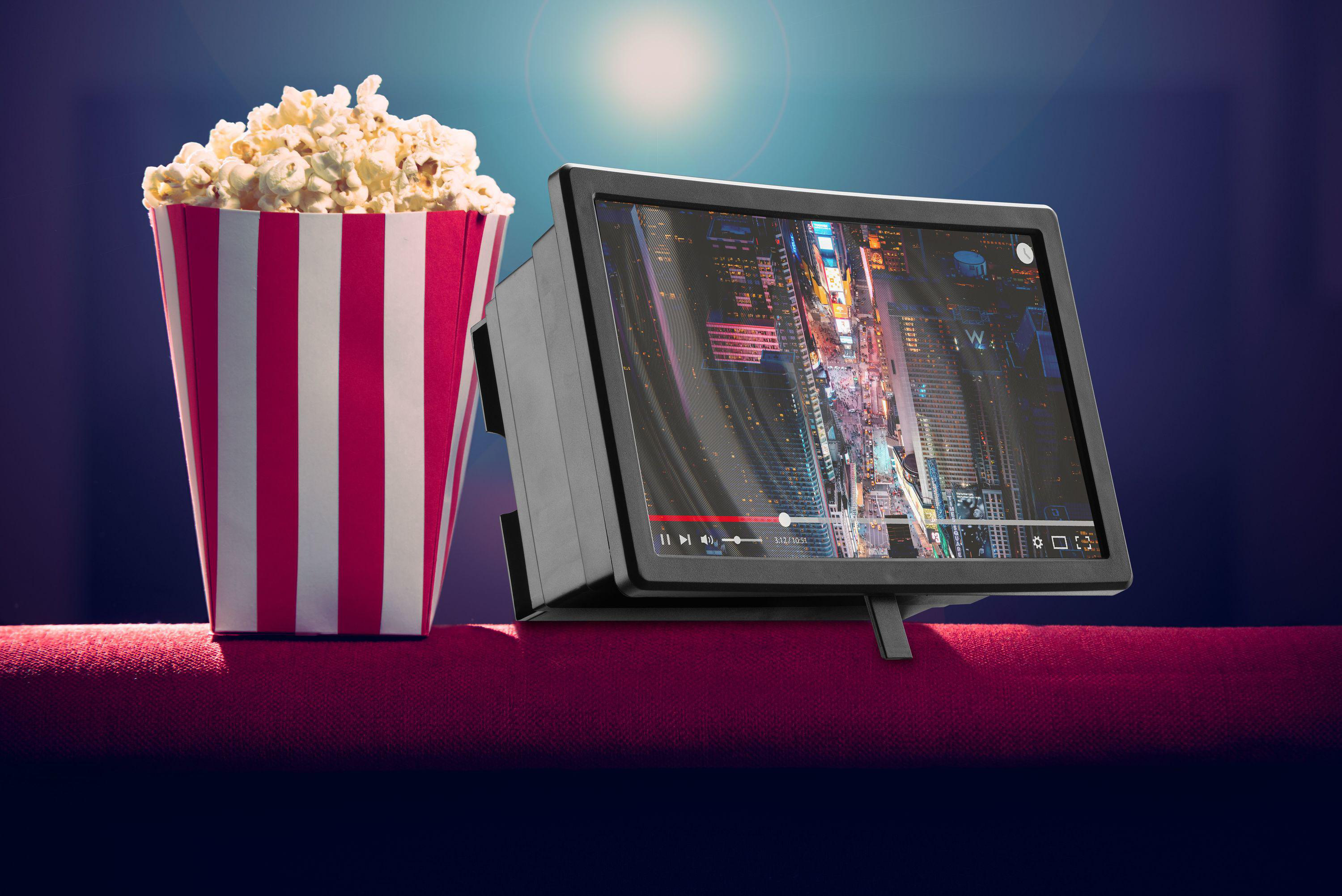 Popcorn und ein Bildschirm, der ein Video anzeigt. Der Bildschirm befindet sich in einer Kino-ähnlichen Umgebung.