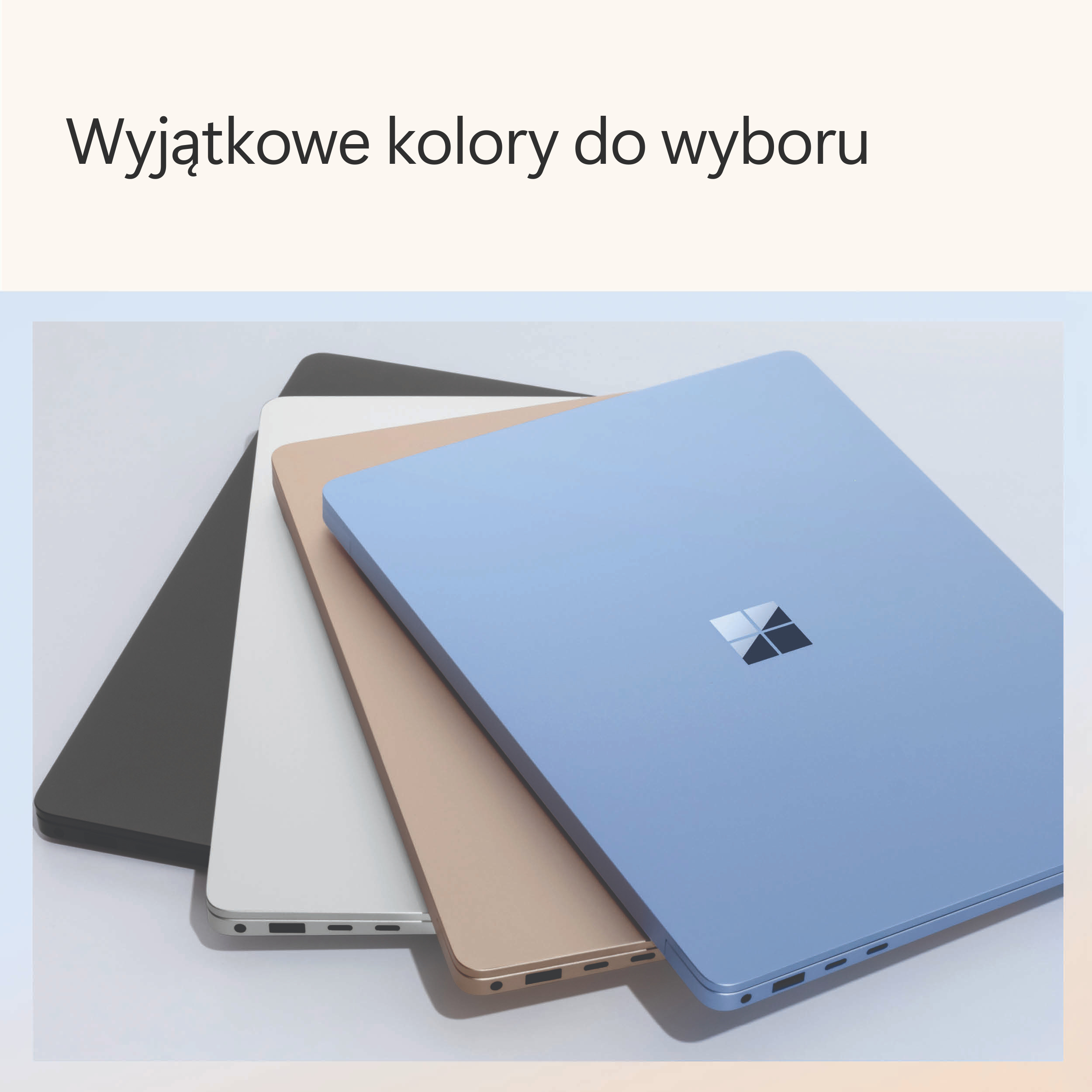 Cztery laptopy w różnych kolorach: czarny, biały, złoty i niebieski, ułożone jeden na drugim. Białe tło.