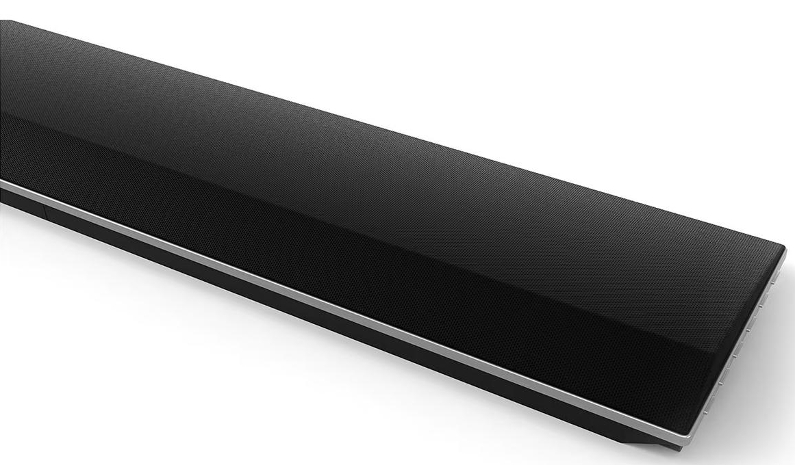 Czarny soundbar ze srebrną obwódką, widok z boku, na białym tle.