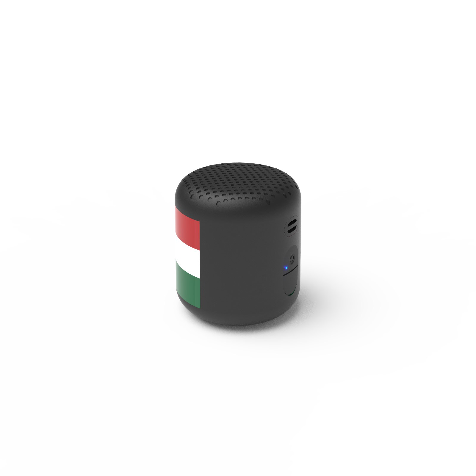 Egy kis fekete hangszóró, rajta a magyar zászló dizájnjával. Fehér felületen van.