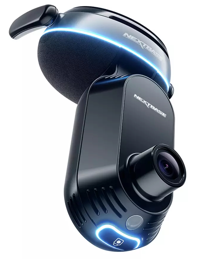 Czarna kamera samochodowa z niebieskim światłem, pokazująca obiektyw i przycisk oraz półkolisty kształt.