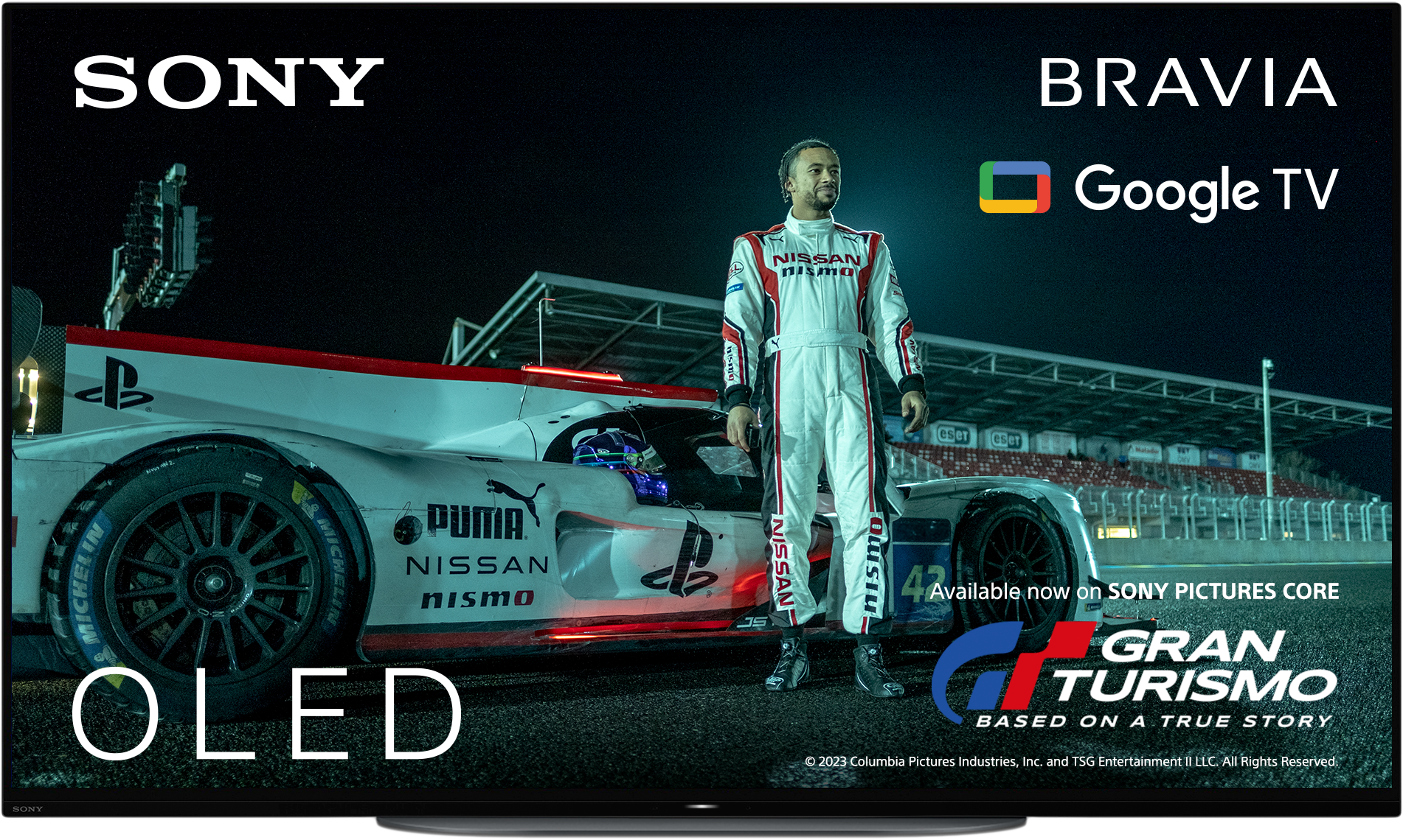 Sony Bravia OLED TV képernyő, versenyautót és pilótát mutat. Logók: Sony, Bravia, Google TV, Gran Turismo.