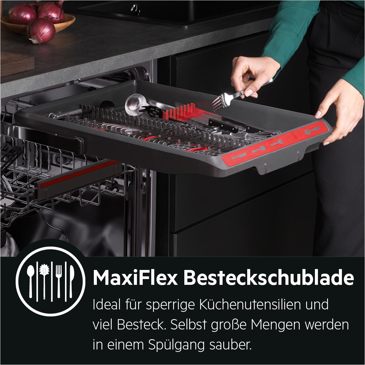 Eine Person, die eine Geschirrschublade mit Utensilien belädt. Text: MaxiFlex Besteckschublade.