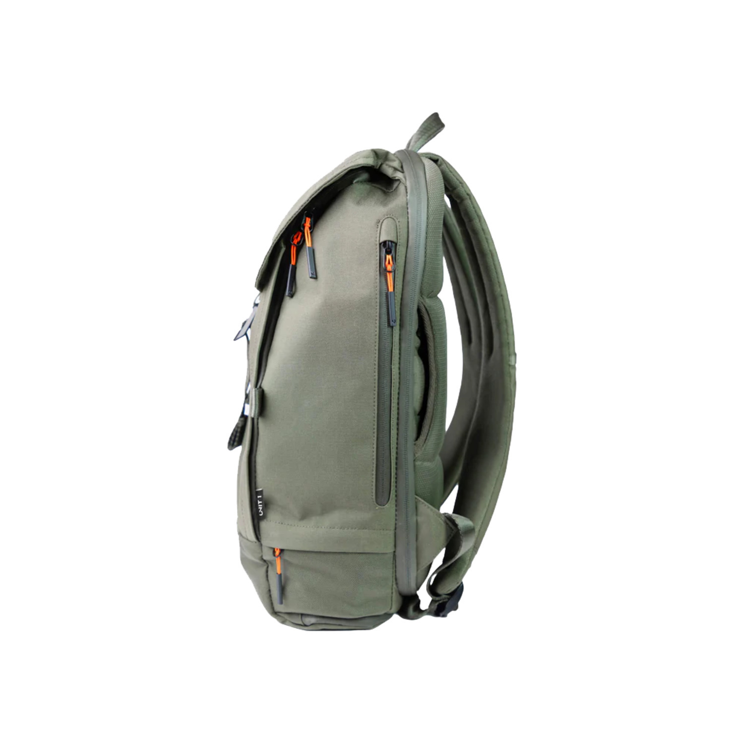 Sac à dos vert avec fermetures éclair orange, vue latérale, sur fond blanc. Le sac est ouvert.