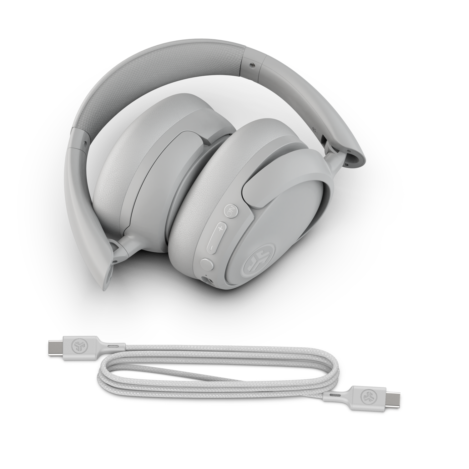 Opgevouwen grijze koptelefoon en een witte USB-C-kabel op een witte achtergrond. De koptelefoon is opgevouwen.