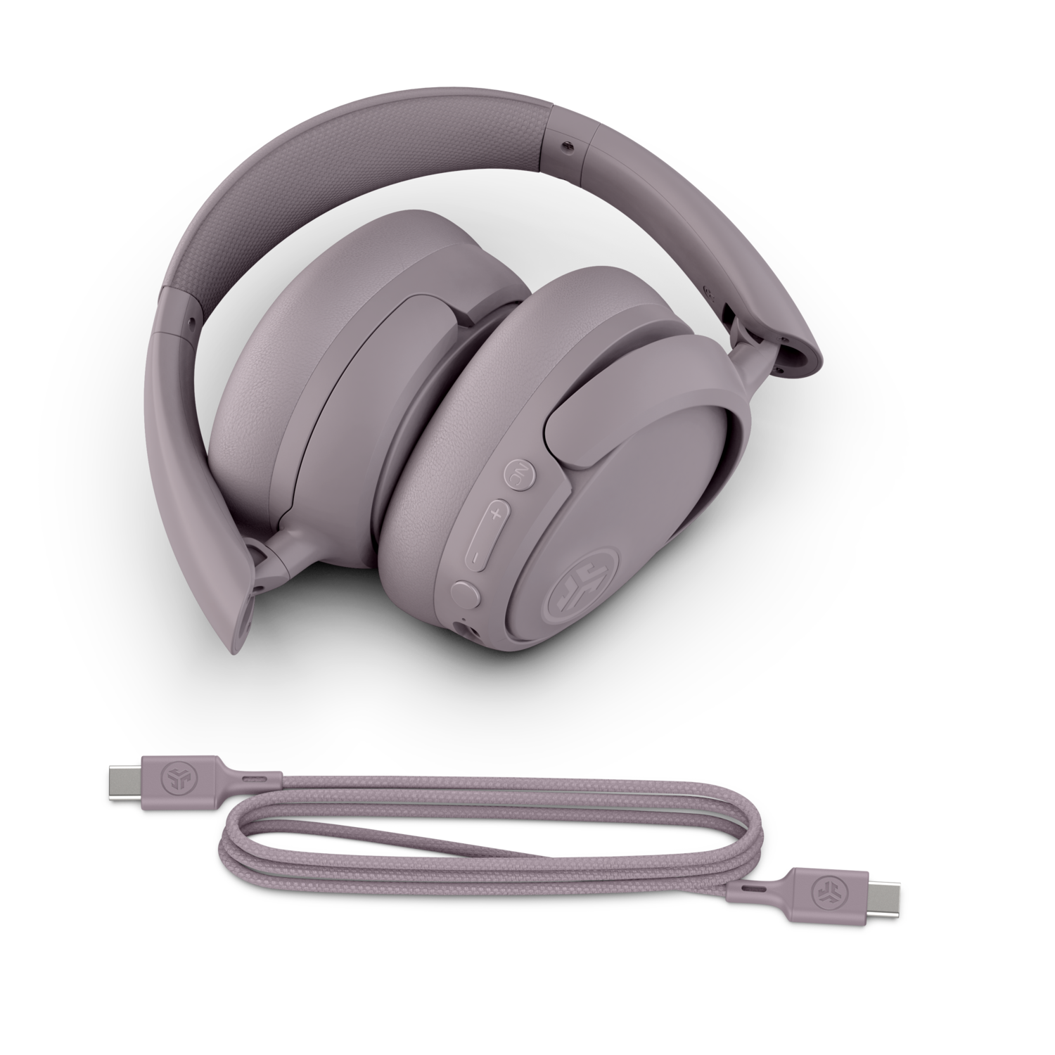 Opgevouwen lavendelkleurige koptelefoon en een bijpassende kabel worden getoond op een donkere achtergrond.