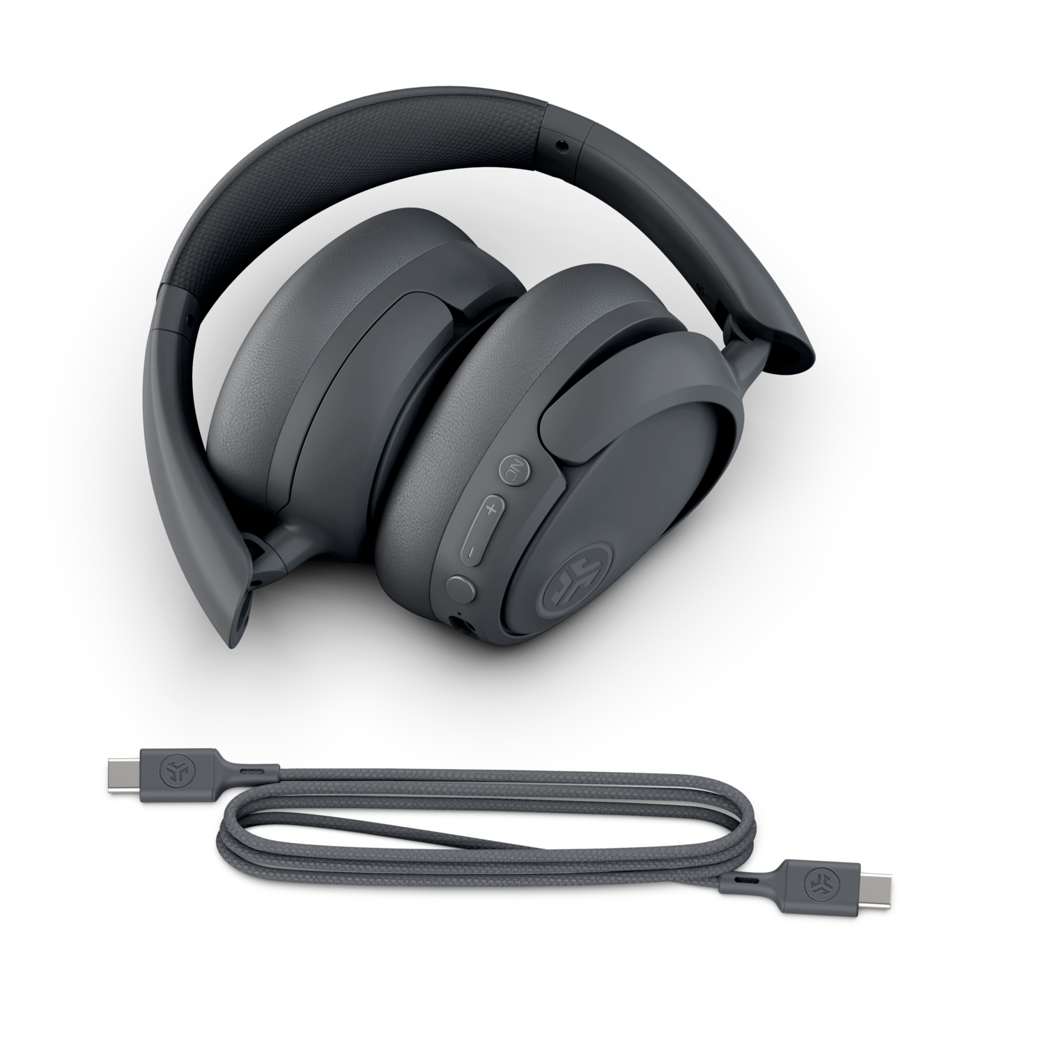 Gevouwen grijze koptelefoon, met grijze USB-C-kabel op witte achtergrond.
