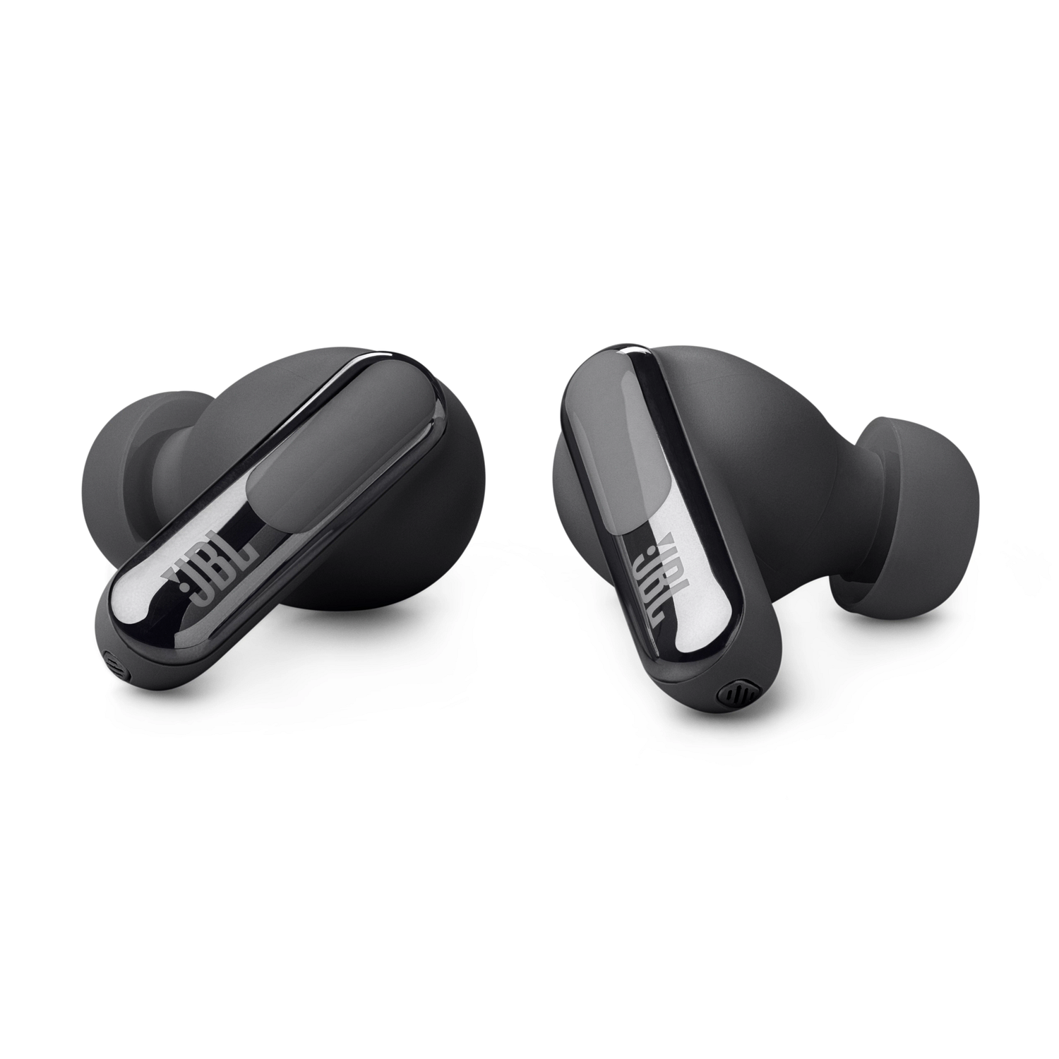 Twee zwarte JBL oordopjes met zilveren accenten, liggend op een wit oppervlak.