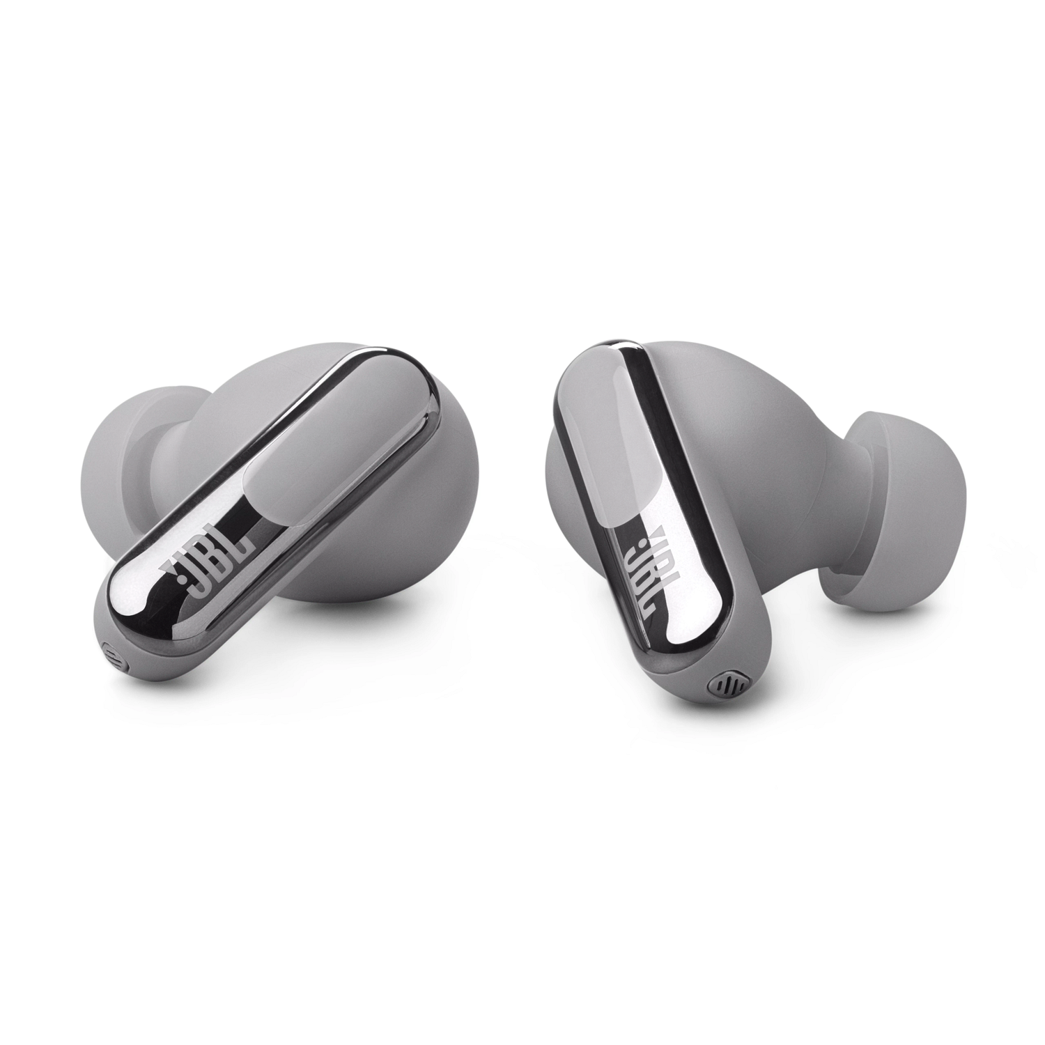 Twee grijze JBL oordopjes met zilveren accenten. Ze staan op een witte achtergrond.