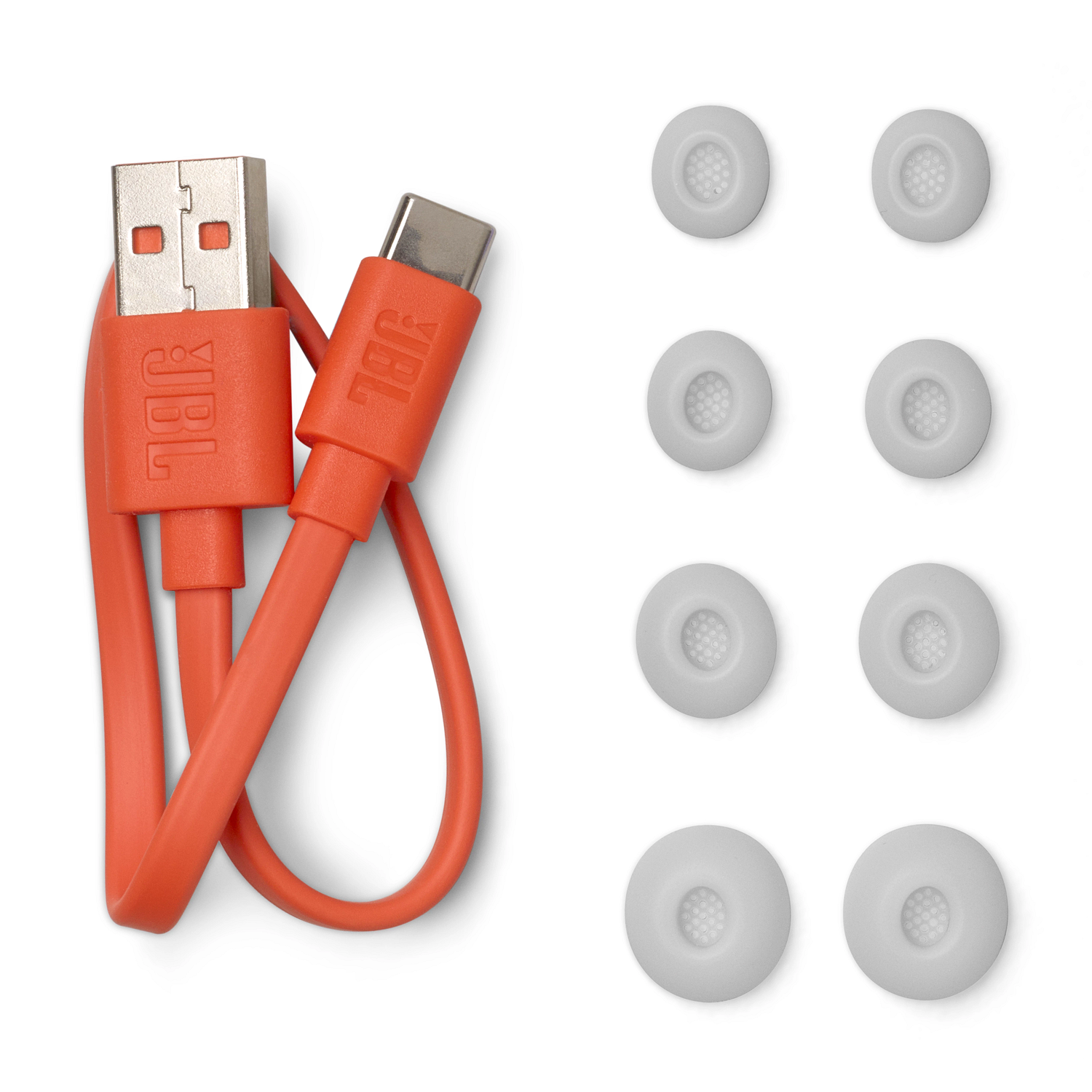 Oranje JBL USB-C oplaadkabel en diverse grijze oordopjes op witte achtergrond.