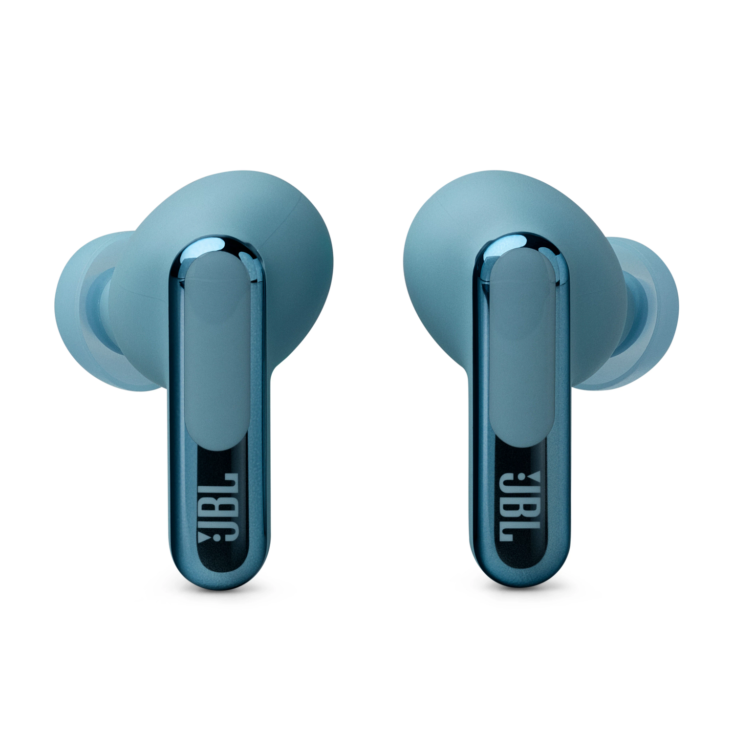 Twee blauwe JBL draadloze oordopjes, geïsoleerd op een witte achtergrond.
