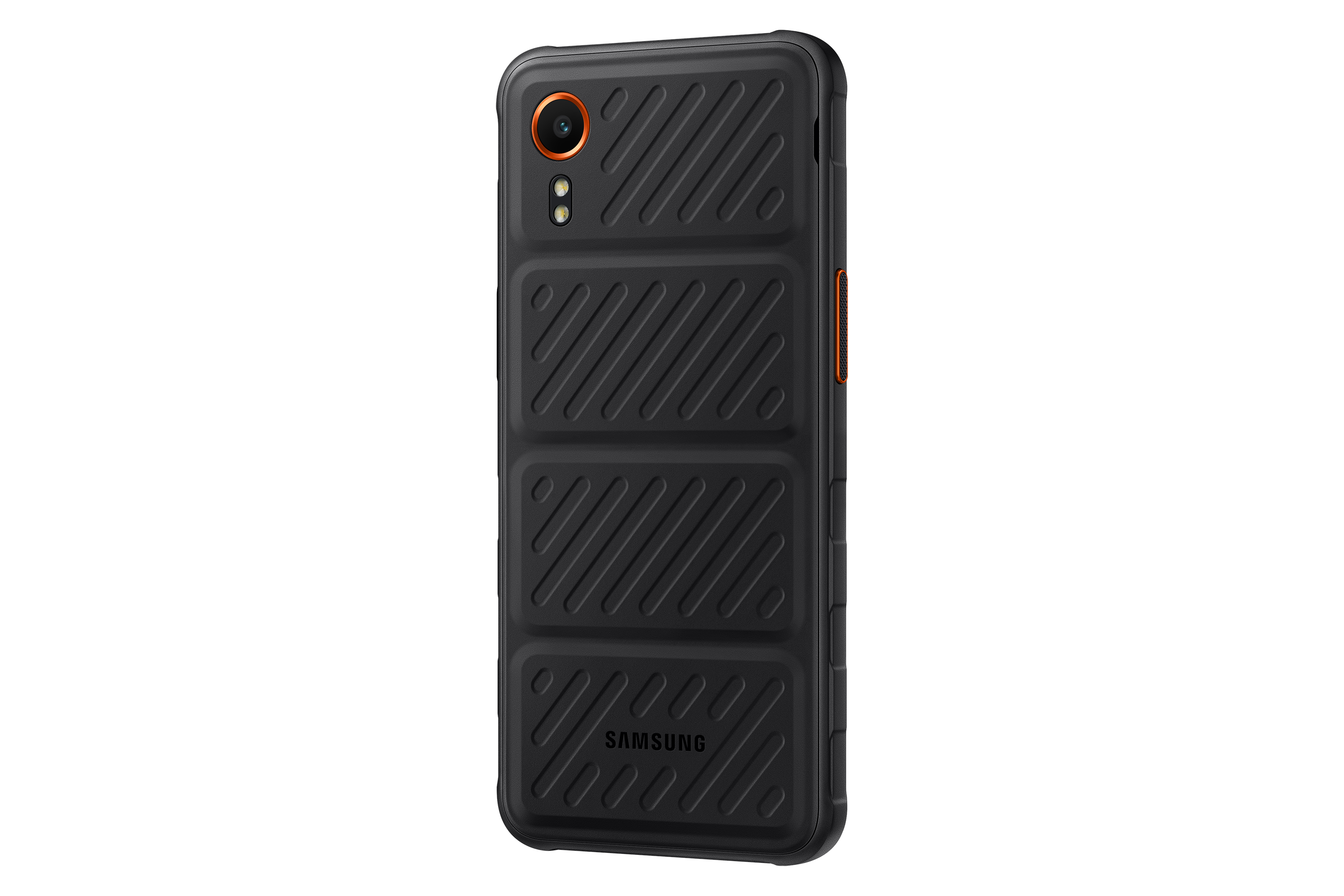 Una funda negra y resistente para teléfono con cámara y detalles en naranja. Tiene un diseño acanalado y el logo de Samsung.