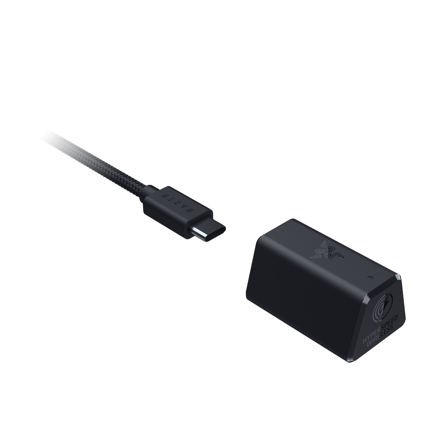 Zwarte Razer USB-C-kabel verbonden met een zwart, rechthoekig Razer-apparaat.