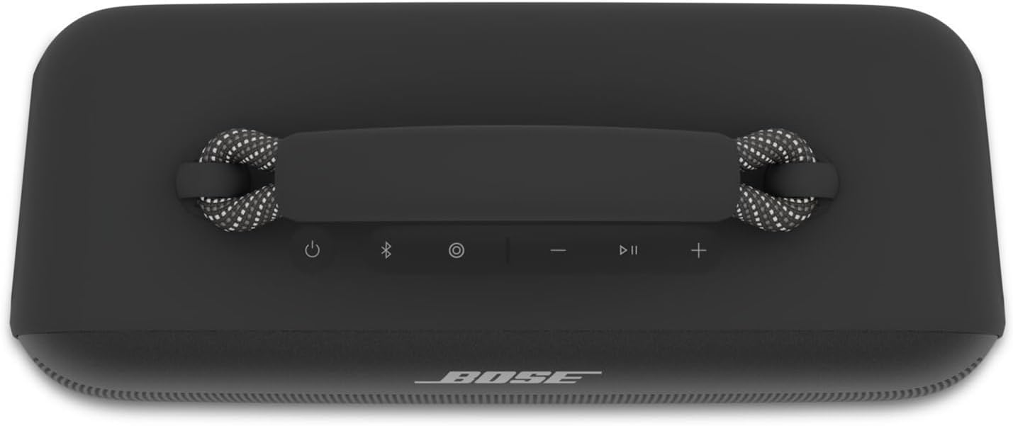 Vista cenital de un altavoz Bose negro con asa y botones de control, BOSE está escrito en él.