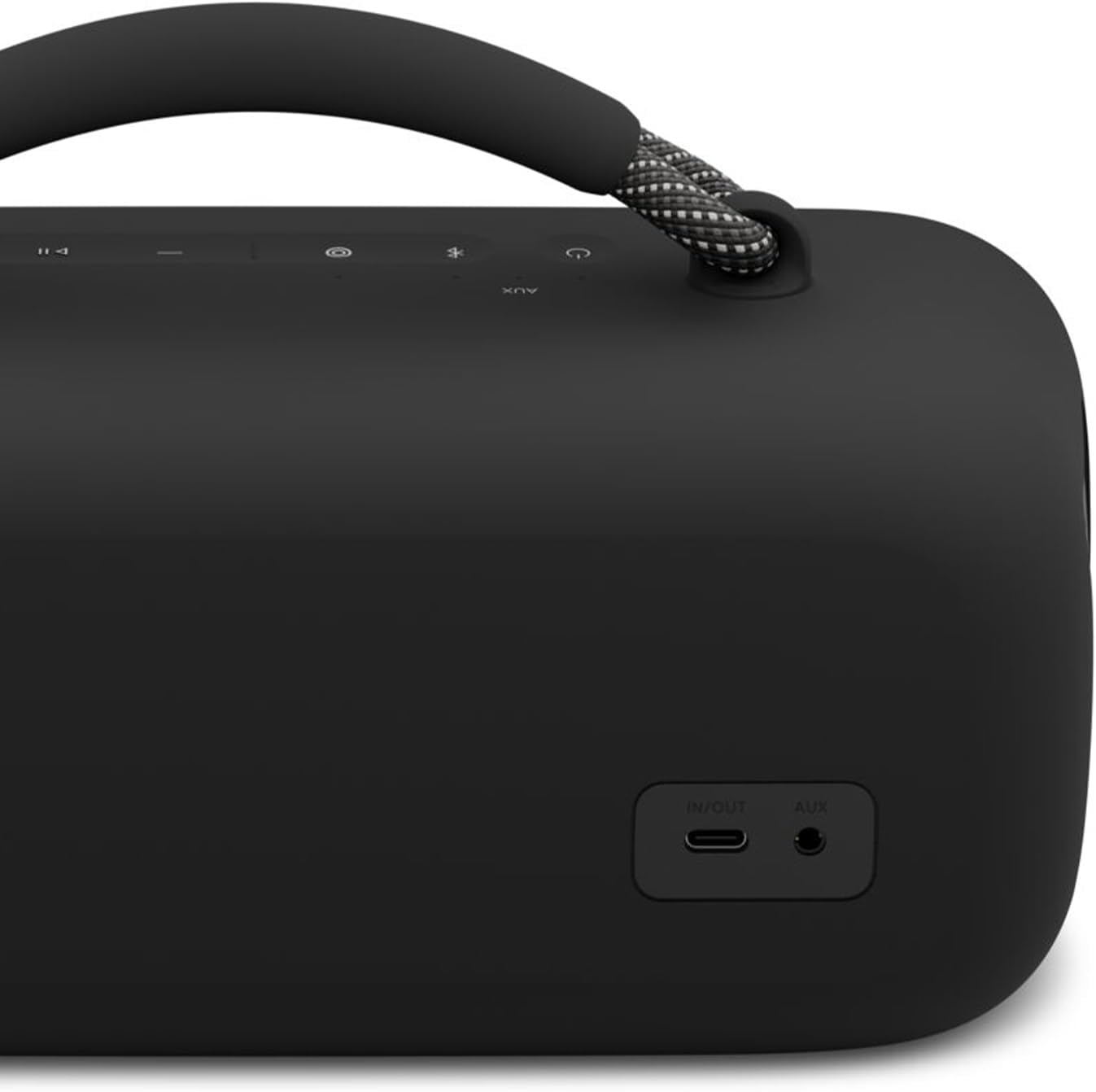 Altavoz negro con asa y panel lateral con puertos de entrada/salida y aux.