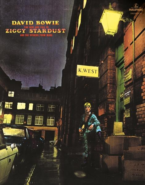 Albumcover von David Bowie, in einer Gasse. Titel: Ziggy Stardust. Dunkle, stimmungsvolle Beleuchtung.