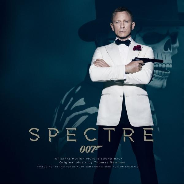 'Spectre' filmplakát Daniel Craiggel fehér öltönyben, fegyverrel.