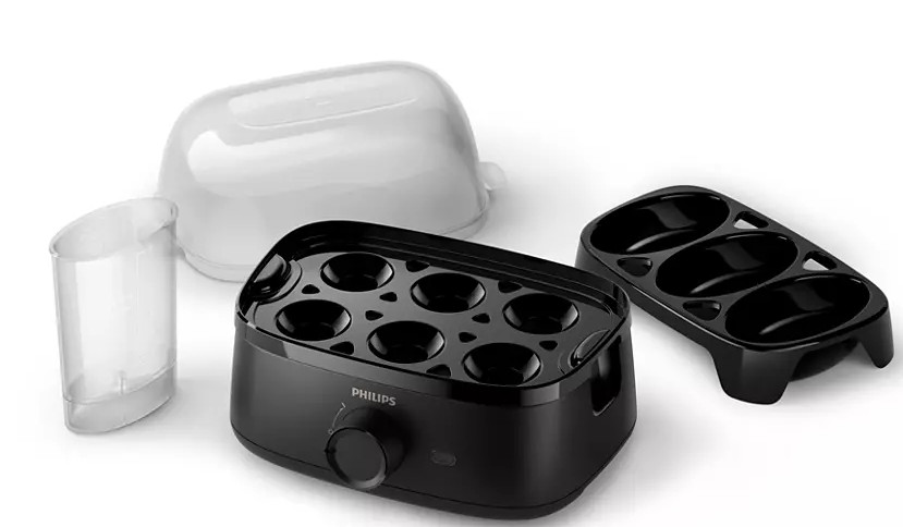 Czarny garnek do gotowania jajek z pokrywką i uchwytami na jajka.