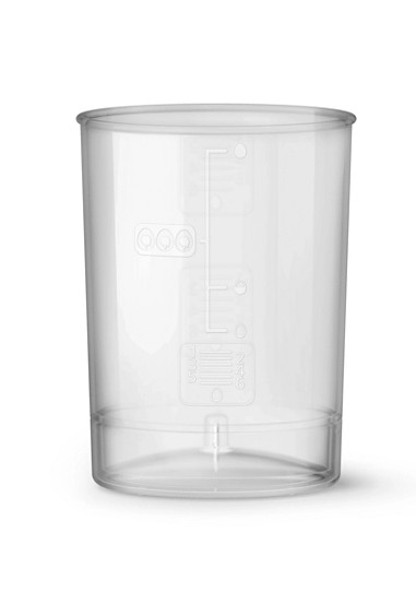 Przezroczysty kubek z miarką, białe tło. Podziałki na boku. Przezroczysty materiał z tworzywa sztucznego.