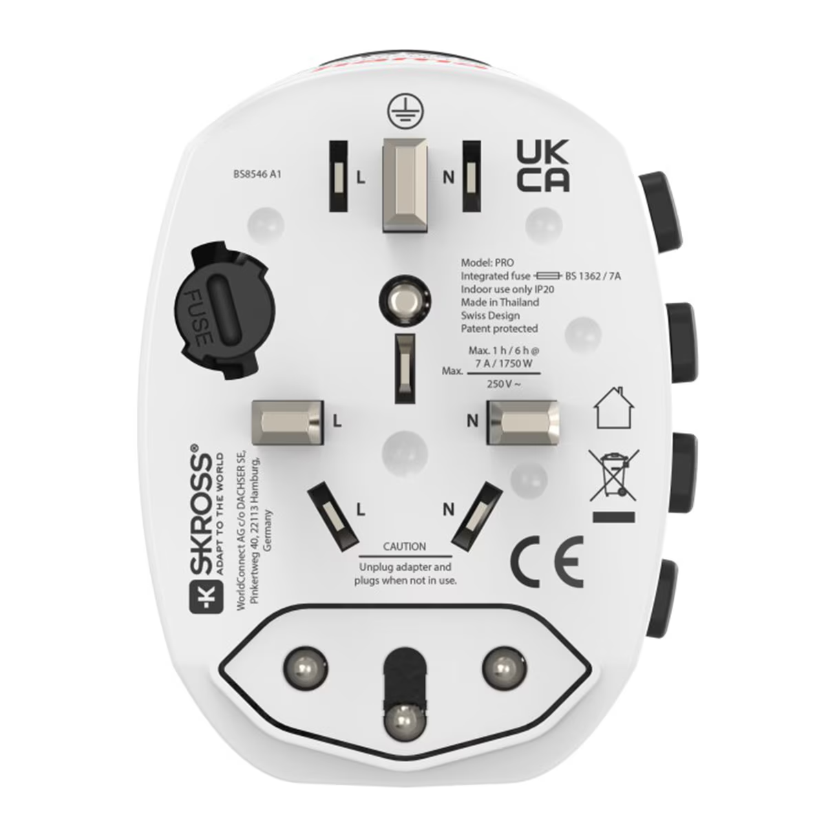 Un adaptador de viaje blanco con múltiples configuraciones de enchufe y etiquetas de seguridad.