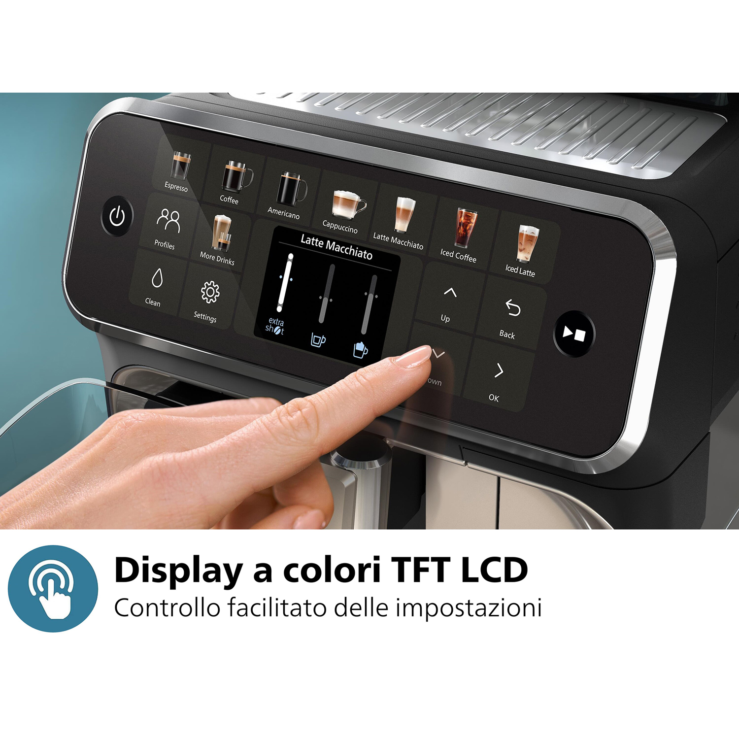 Il touchscreen di una macchina da caffè mostra le opzioni del caffè. Una mano tocca lo schermo.