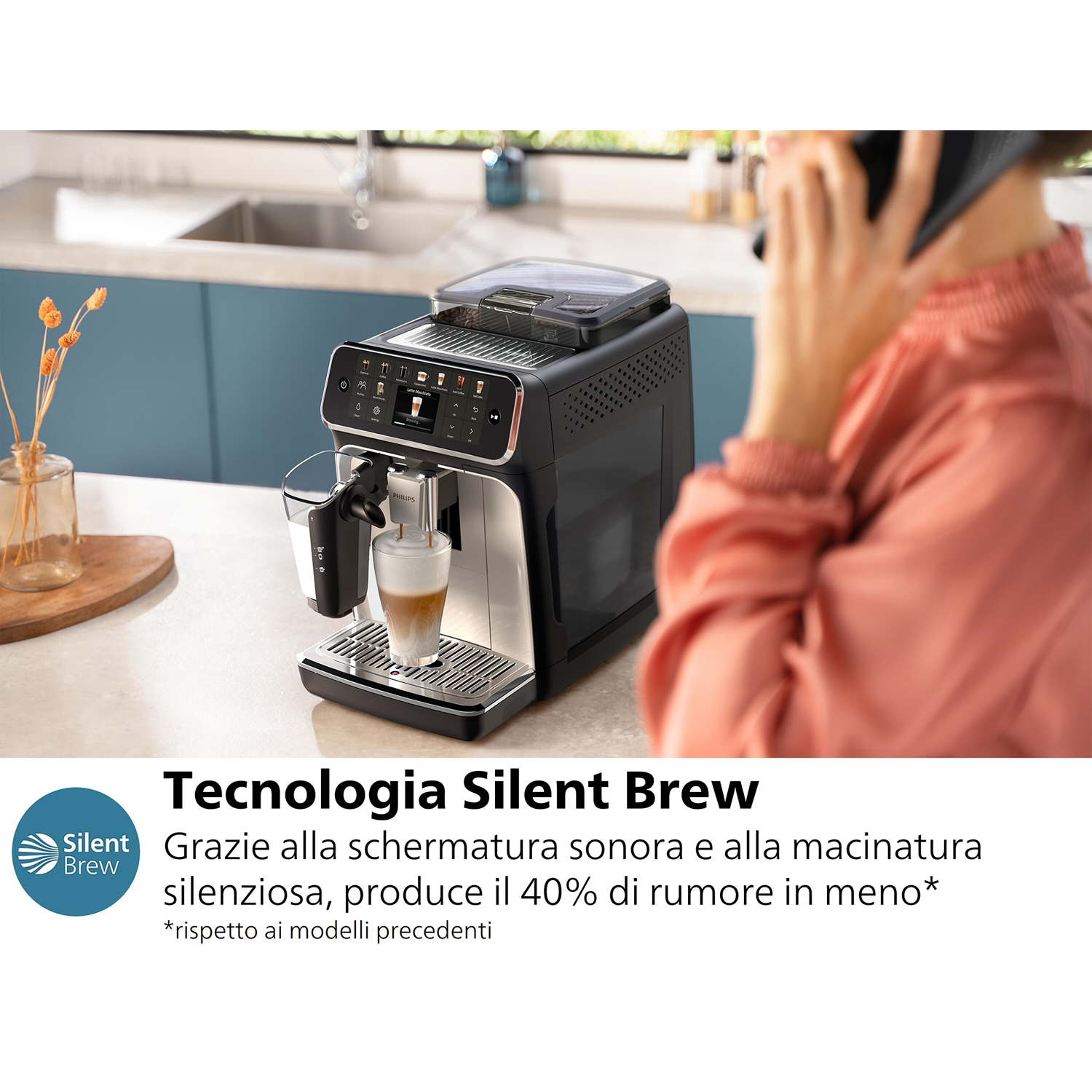 Macchina da caffè con testo in italiano. Donna al telefono sullo sfondo. Il testo menziona la tecnologia 'Silent Brew'.