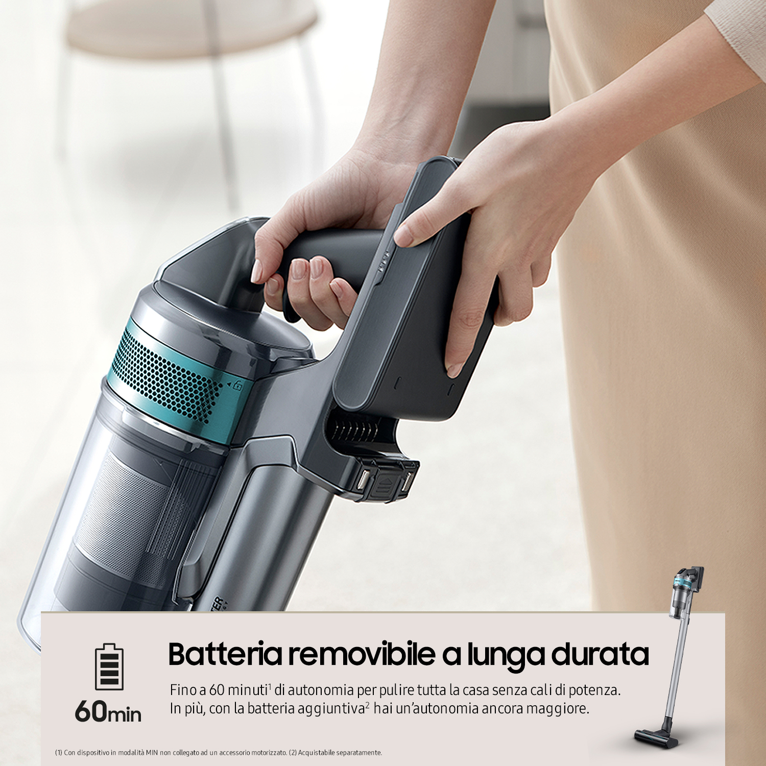 Una persona che tiene un aspirapolvere senza filo, con testo sulla durata della batteria.