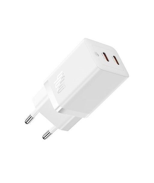 Beyaz arka plan üzerinde iki USB portlu beyaz fiş adaptörü, açılı görünüm.
