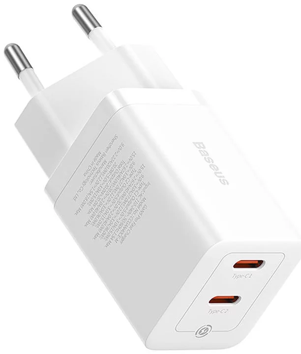 Beyaz arka plan üzerinde açılı duran, iki USB bağlantı noktasına sahip beyaz bir Baseus şarj cihazı, yakın çekim.