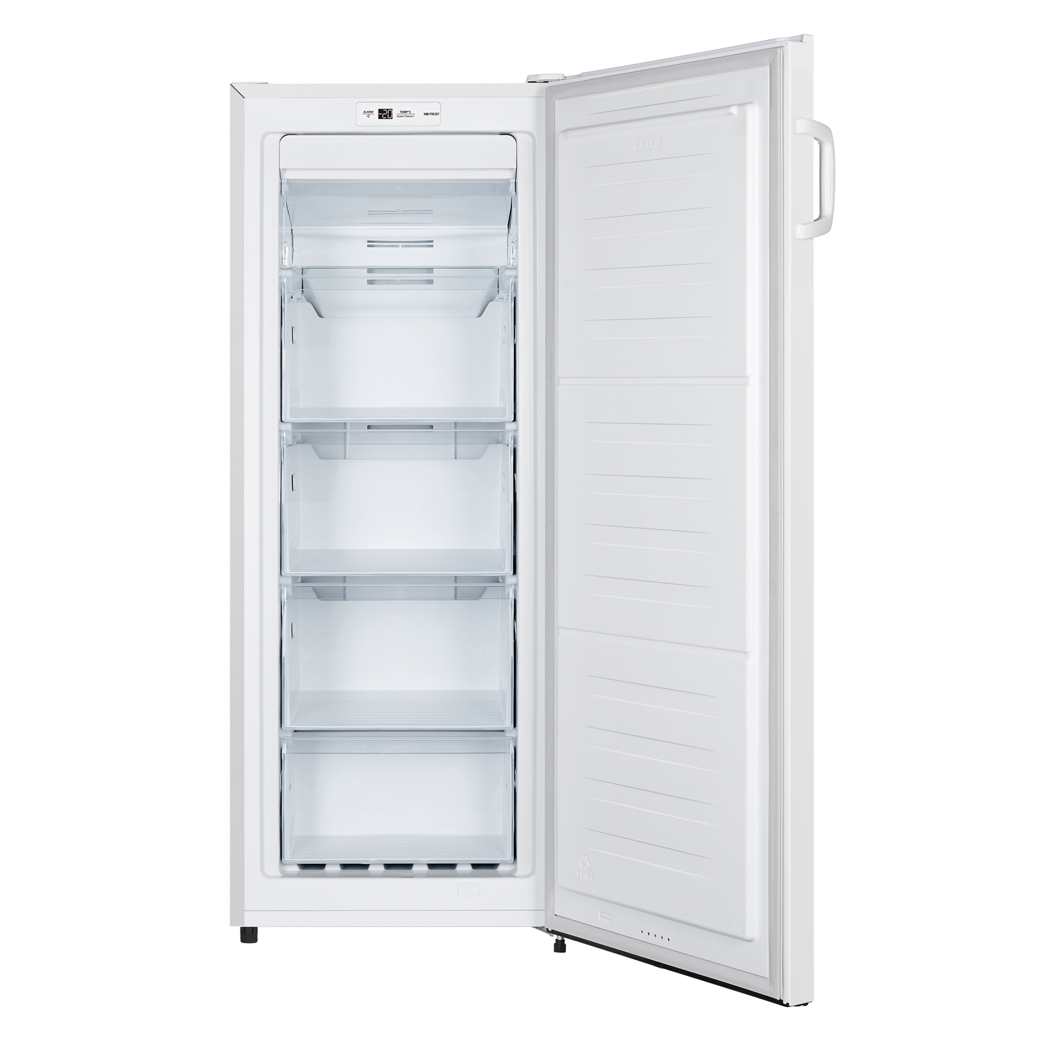Een witte vriezer met een open deur, met planken en opberglades binnenin.