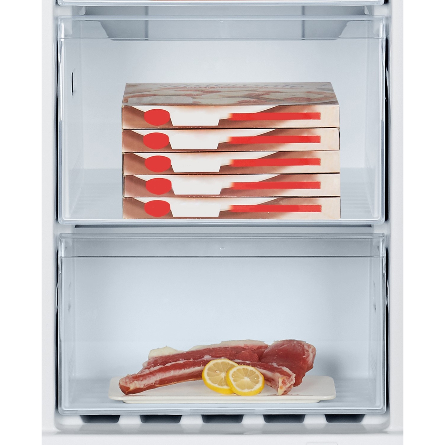 Vriezerinterieur met pizzadozen bovenin en vlees met citroenen beneden.
