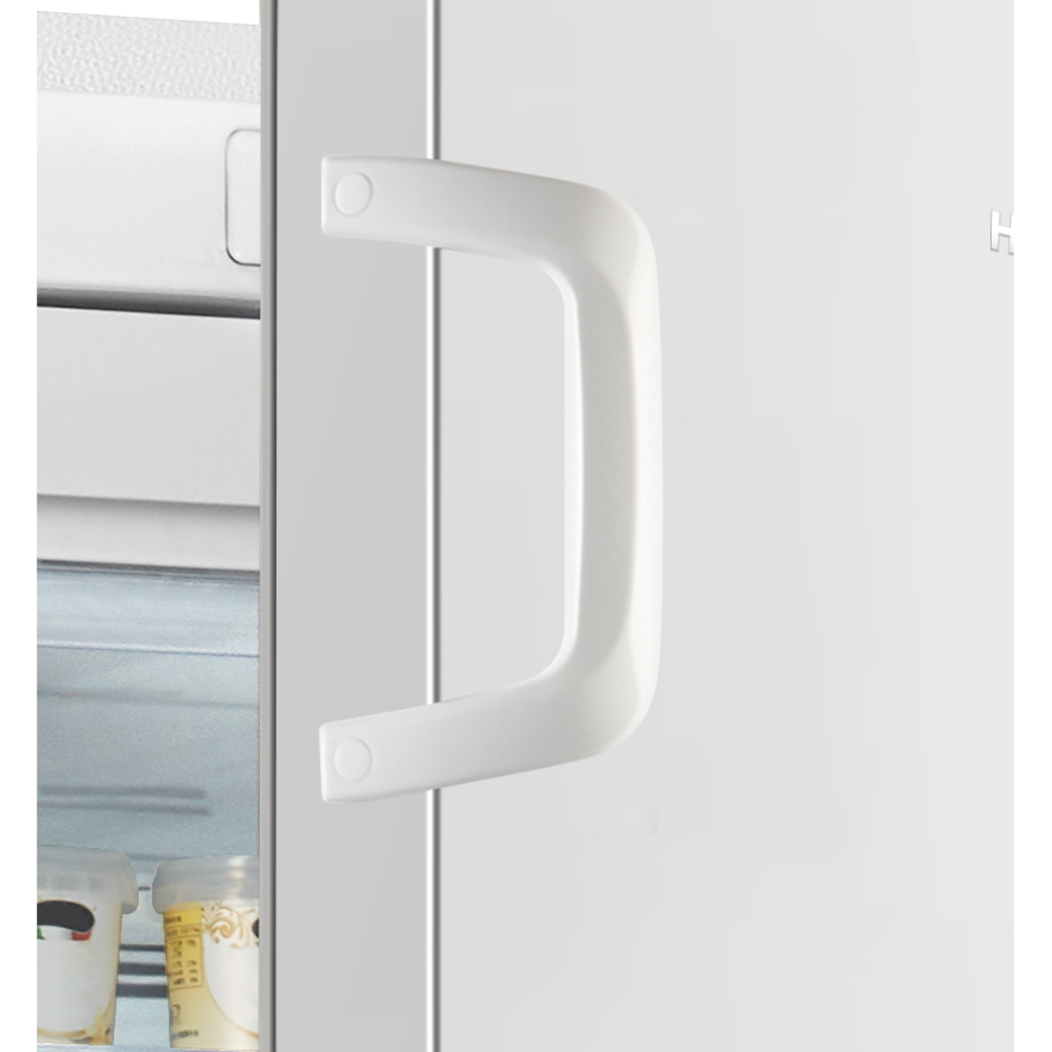 Close-up van een witte koelkastdeurhendel. De koelkastdeur staat iets open.
