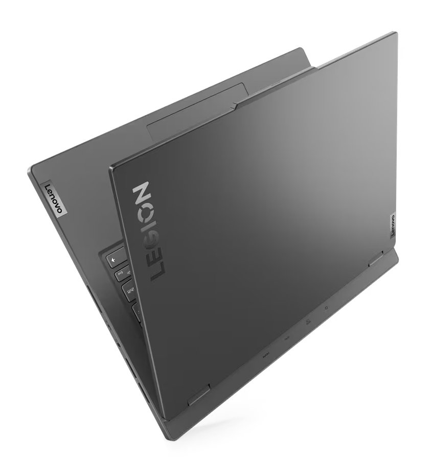 Ciemnoszary laptop Lenovo Legion w ujęciu pod kątem. Logo Legion jest widoczne na górze laptopa.
