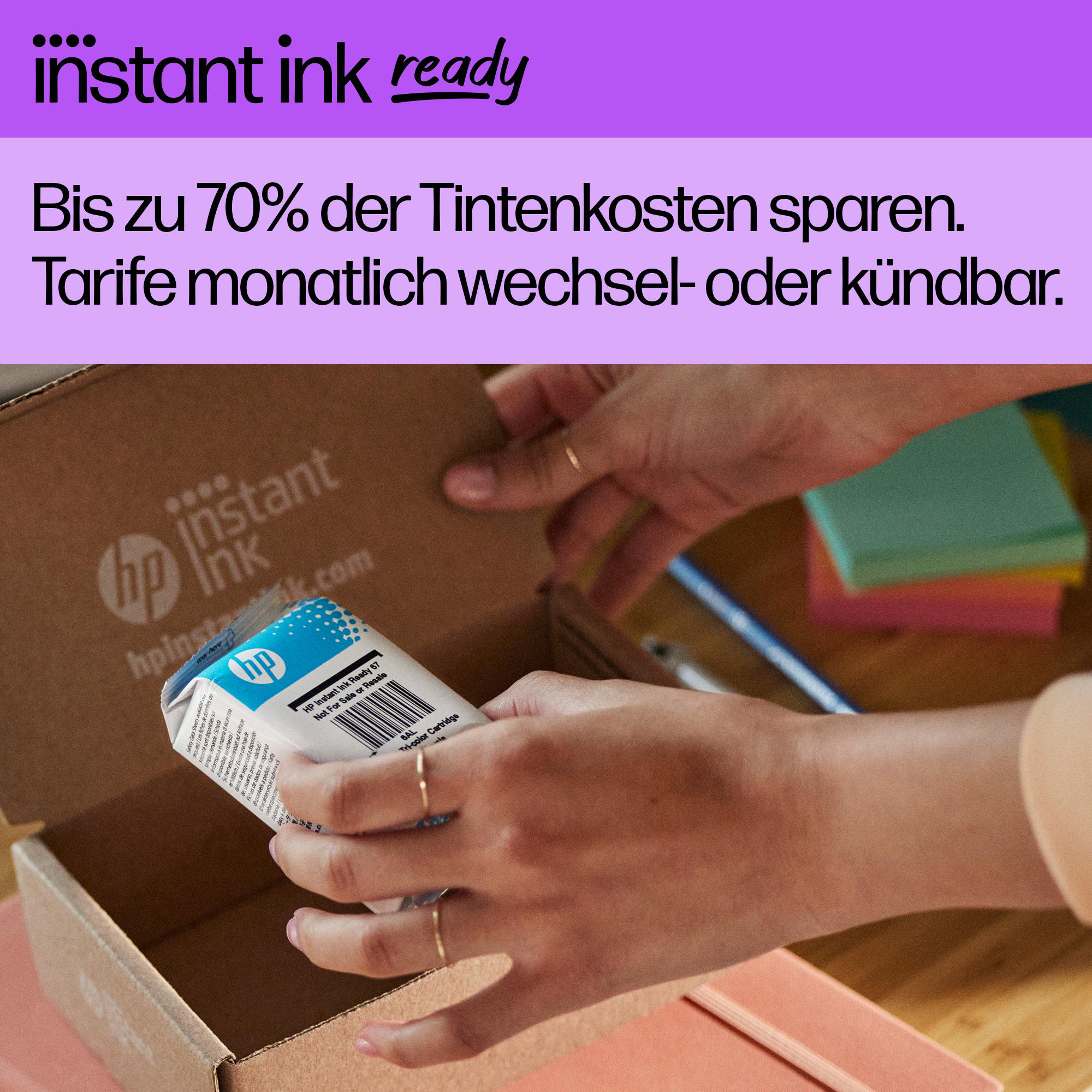 Hände öffnen einen Karton mit Druckerpatrone, Text zu Kosteneinsparungen, Instant Ink Ready.