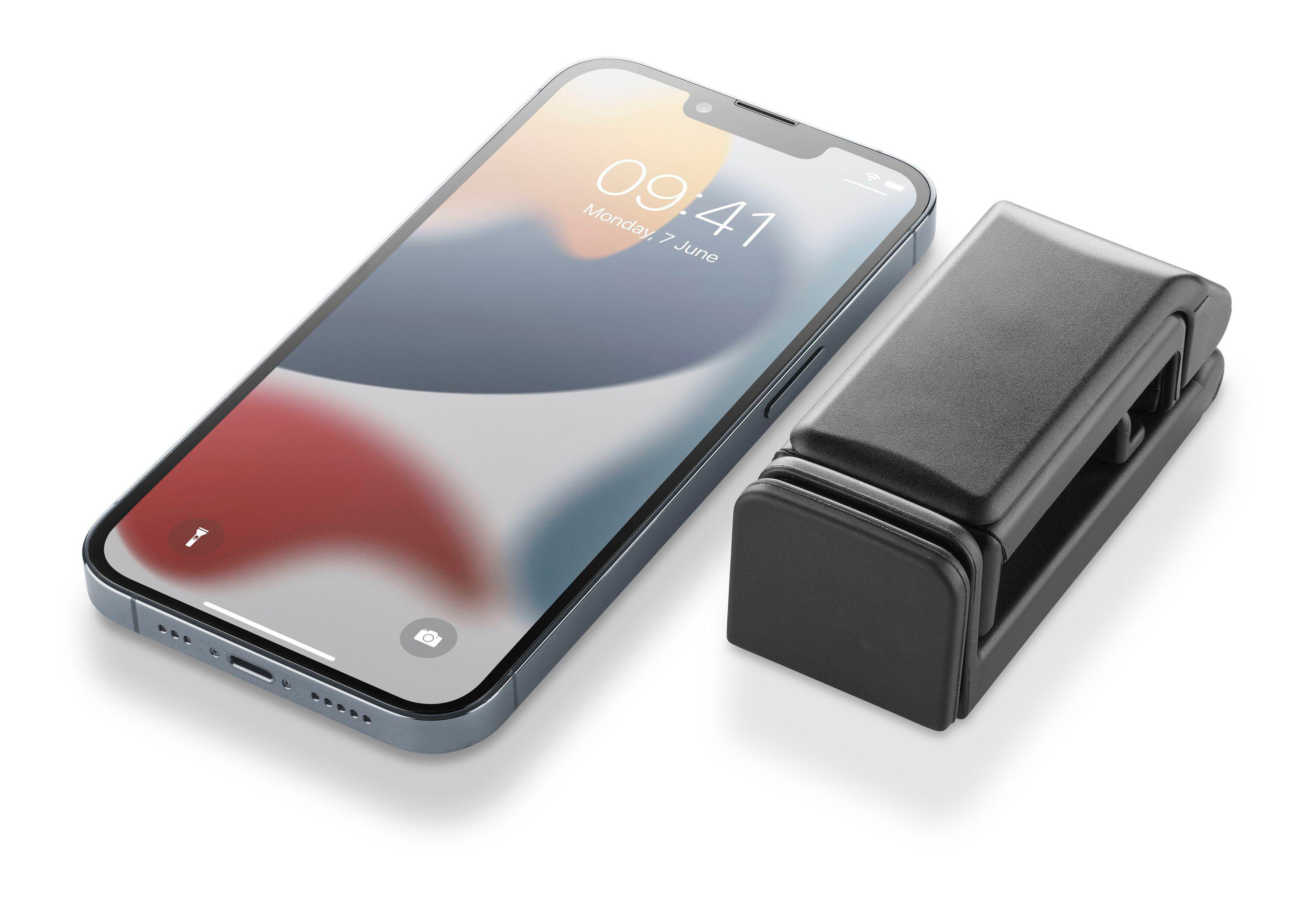Ein Smartphone mit schwarzer Handyhülle und schwarzem Ladegerät.