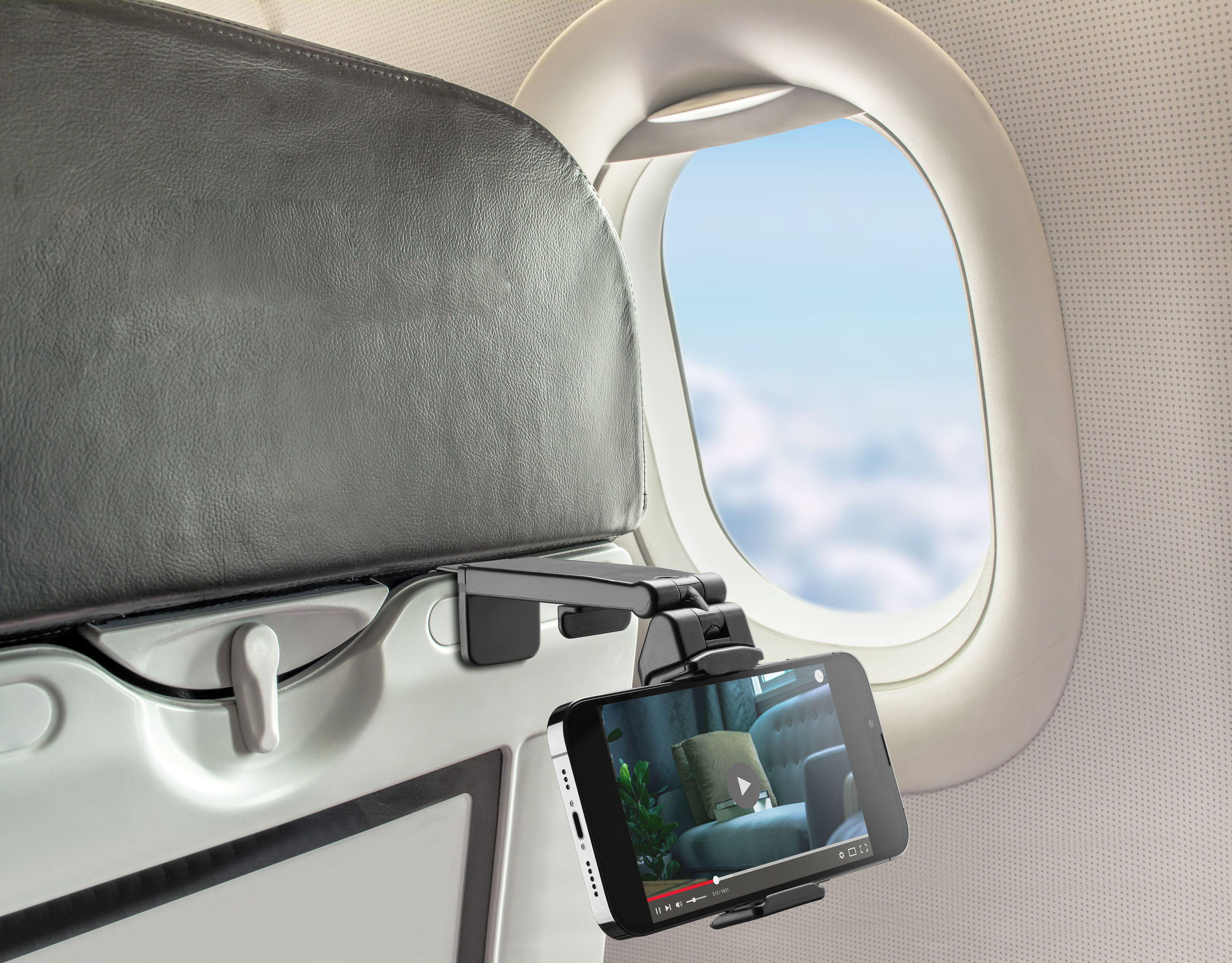 Ein Smartphone, das an einem Flugzeugsitz befestigt ist und ein Video zeigt.