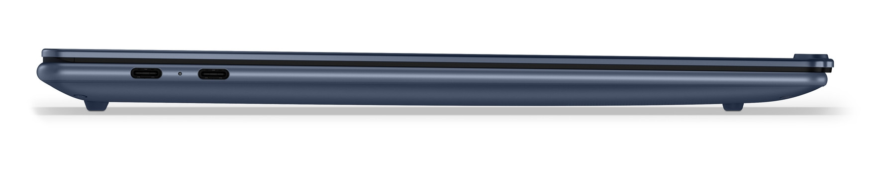 Widok z boku zamkniętego, niebieskiego laptopa z portami USB-C i małymi nóżkami do podnoszenia na białej powierzchni.