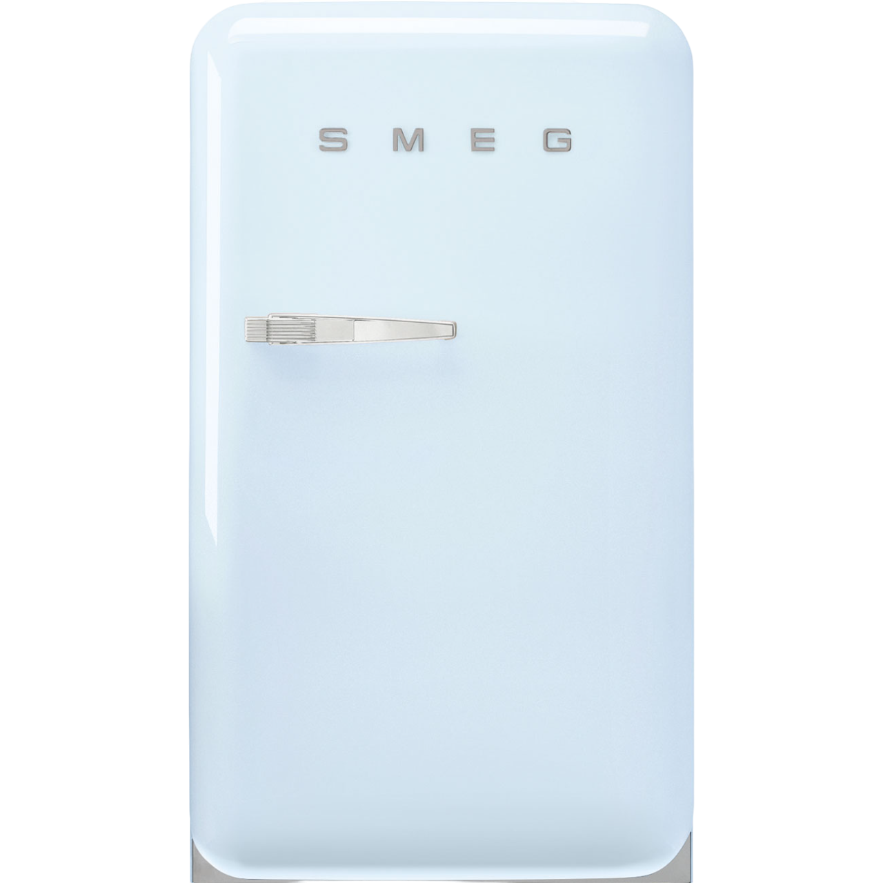 Hellblauer SMEG-Kühlschrank mit Chromgriff. Weißer Hintergrund.