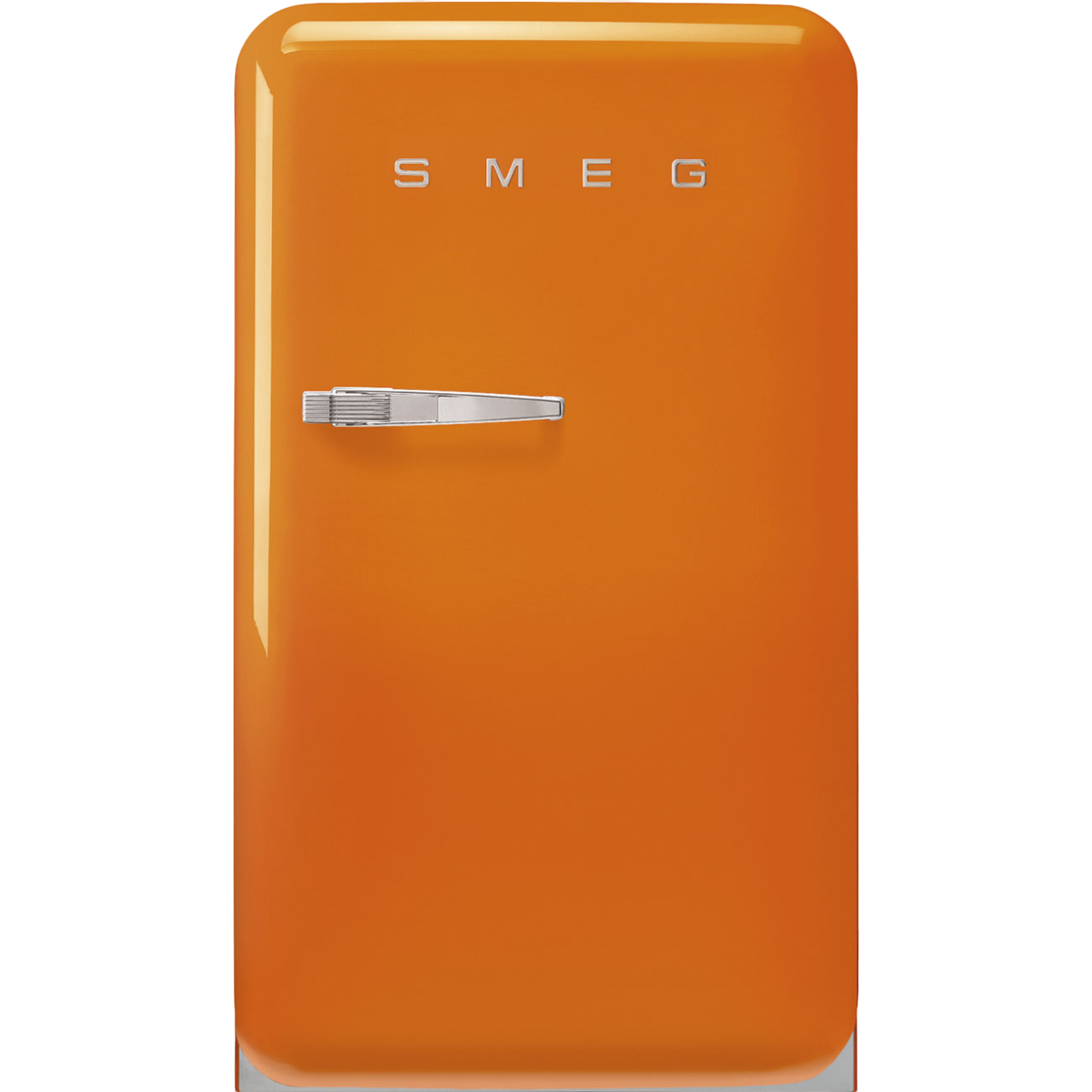 Oranger Smeg-Kühlschrank. Der Griff ist silbern. Der Hintergrund ist schwarz.