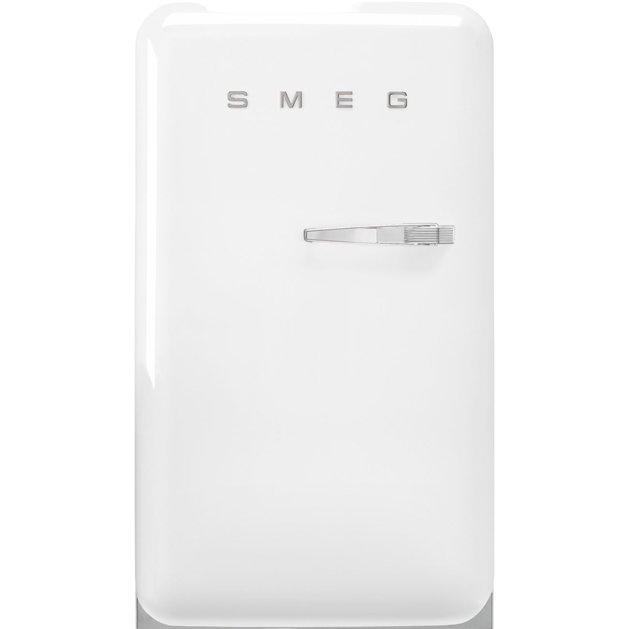 Weißer SMEG-Kühlschrank vor schwarzem Hintergrund.