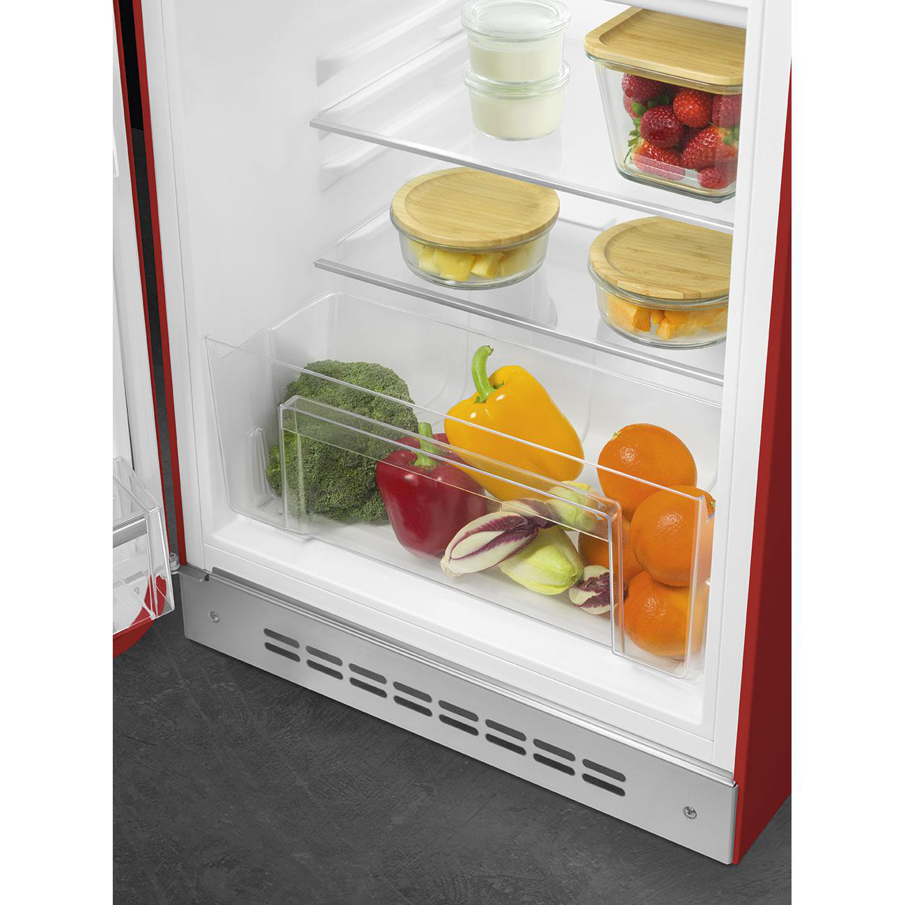 Kühlschrankinnenraum mit Obst und Gemüse in transparenten Behältern.