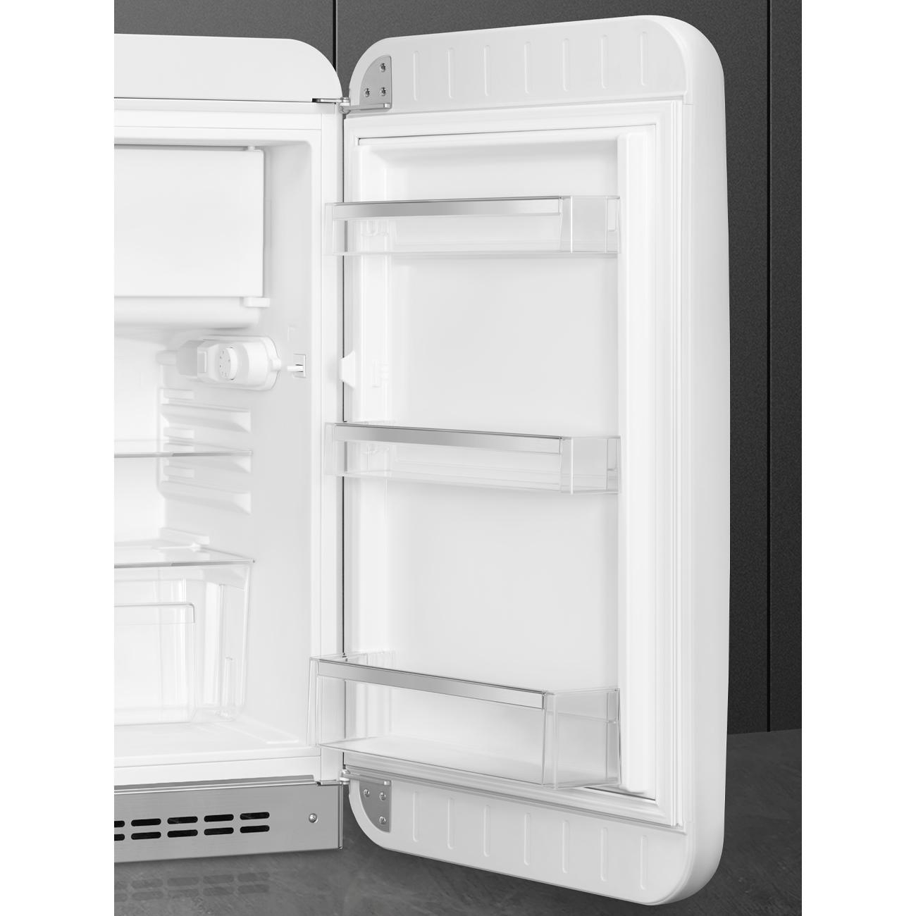 Offener weißer Kühlschrank mit Innenregalen und transparenten Türfächern.