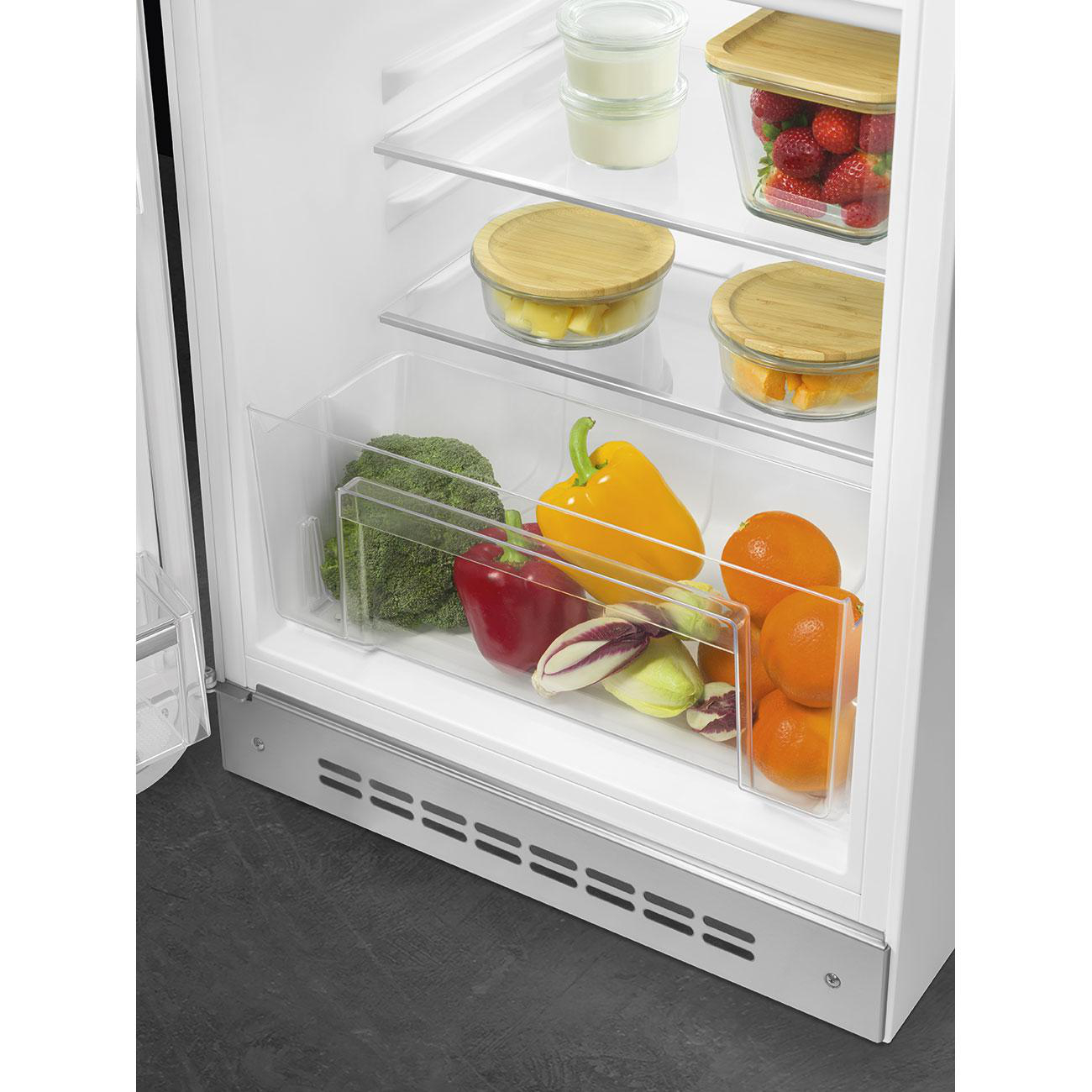 Kühlschrankinnenraum mit Obst und Gemüse in transparenten Schubladen und Glasbehältern.
