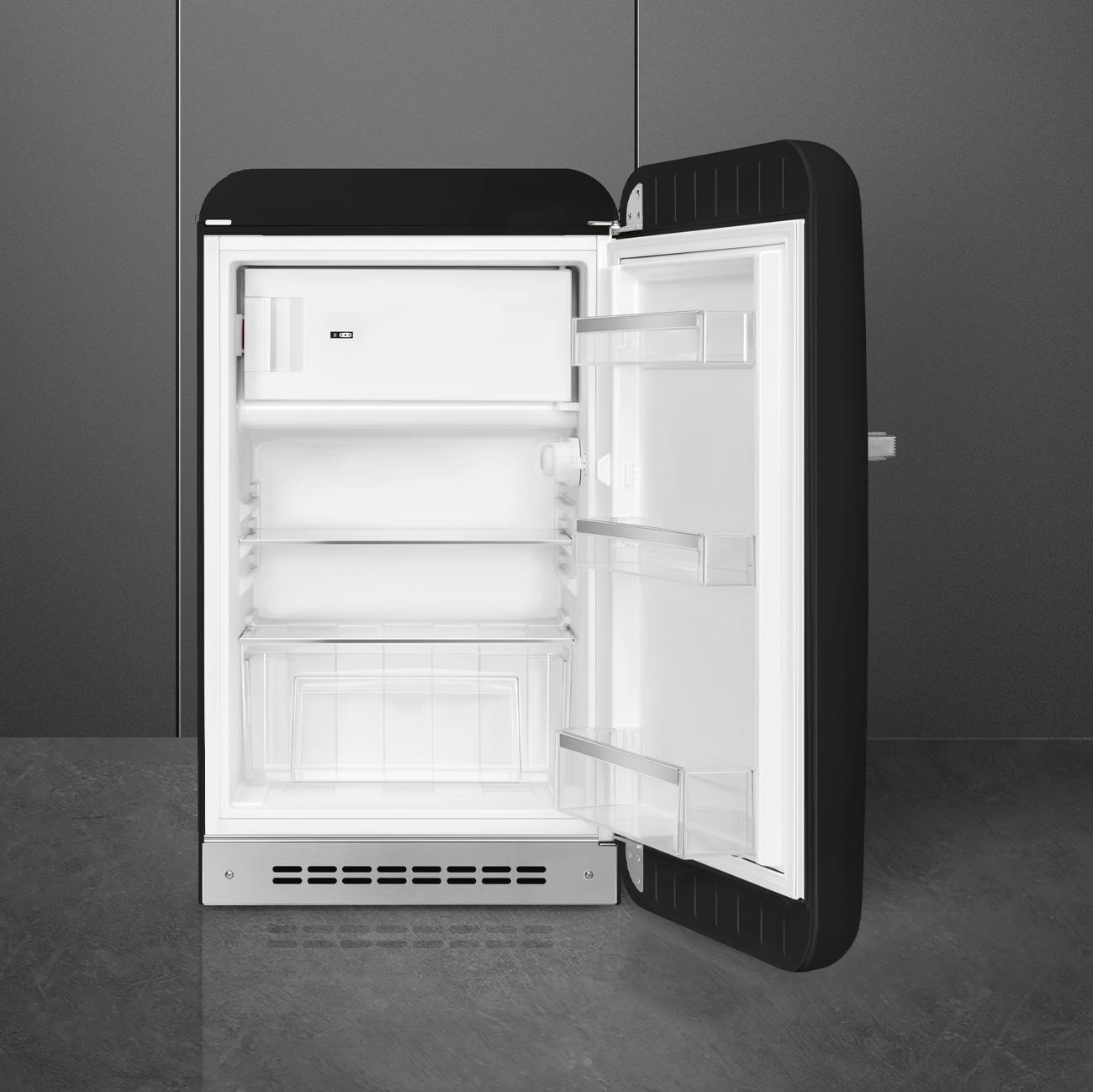 Schwarzer Kühlschrank mit offener Tür. Innen sind Regale und Fächer sichtbar. Das Äußere ist schwarz.