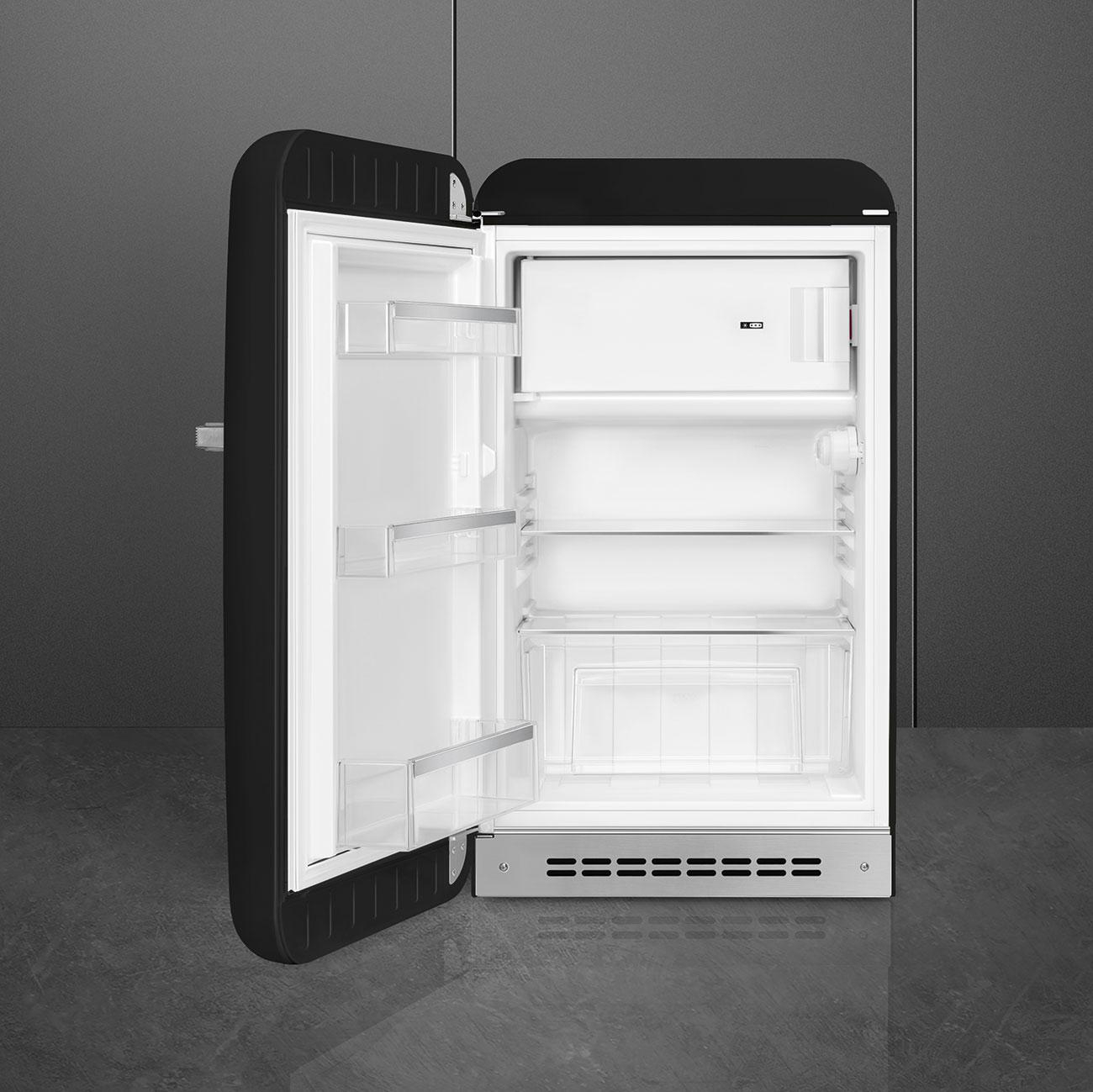 Schwarzer Kühlschrank offen, zeigt weißen Innenraum, Regale und eine Schublade. Die Tür ist links.