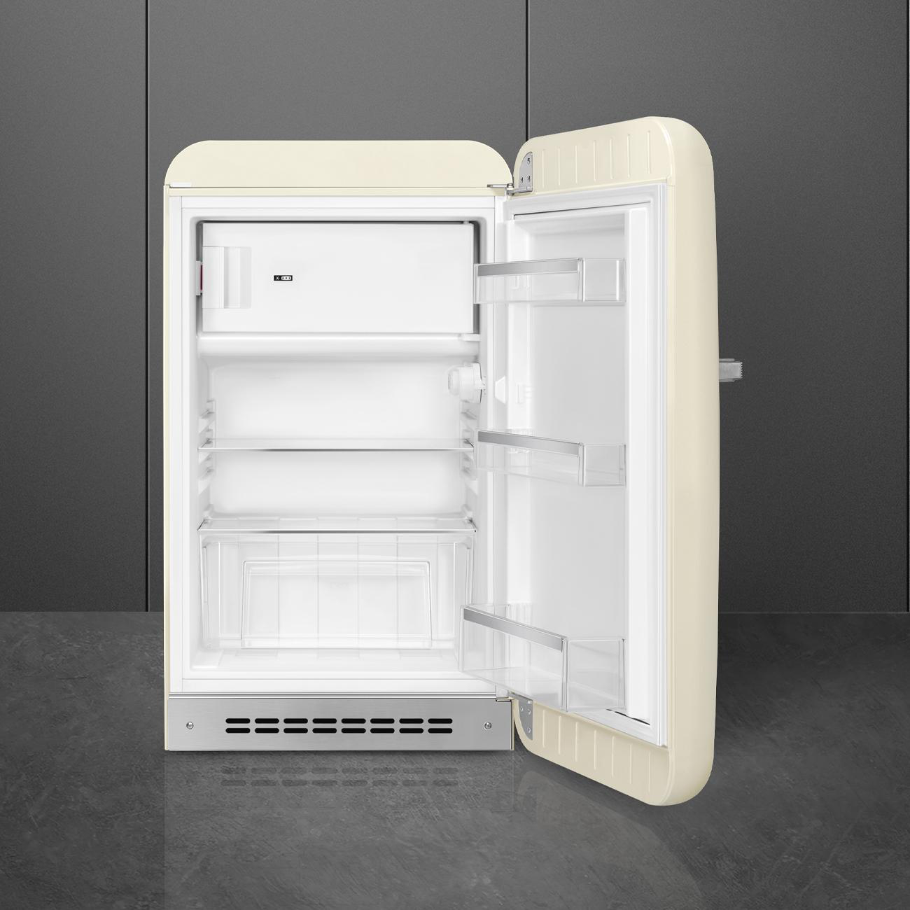 Offener weißer Kühlschrank mit Innenregalen und Gefrierfach.