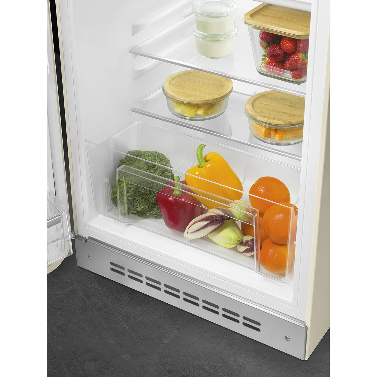 Kühlschrankinnenraum, eine Kiste mit Gemüse, Behälter mit Obst und Regale mit Gläsern.
