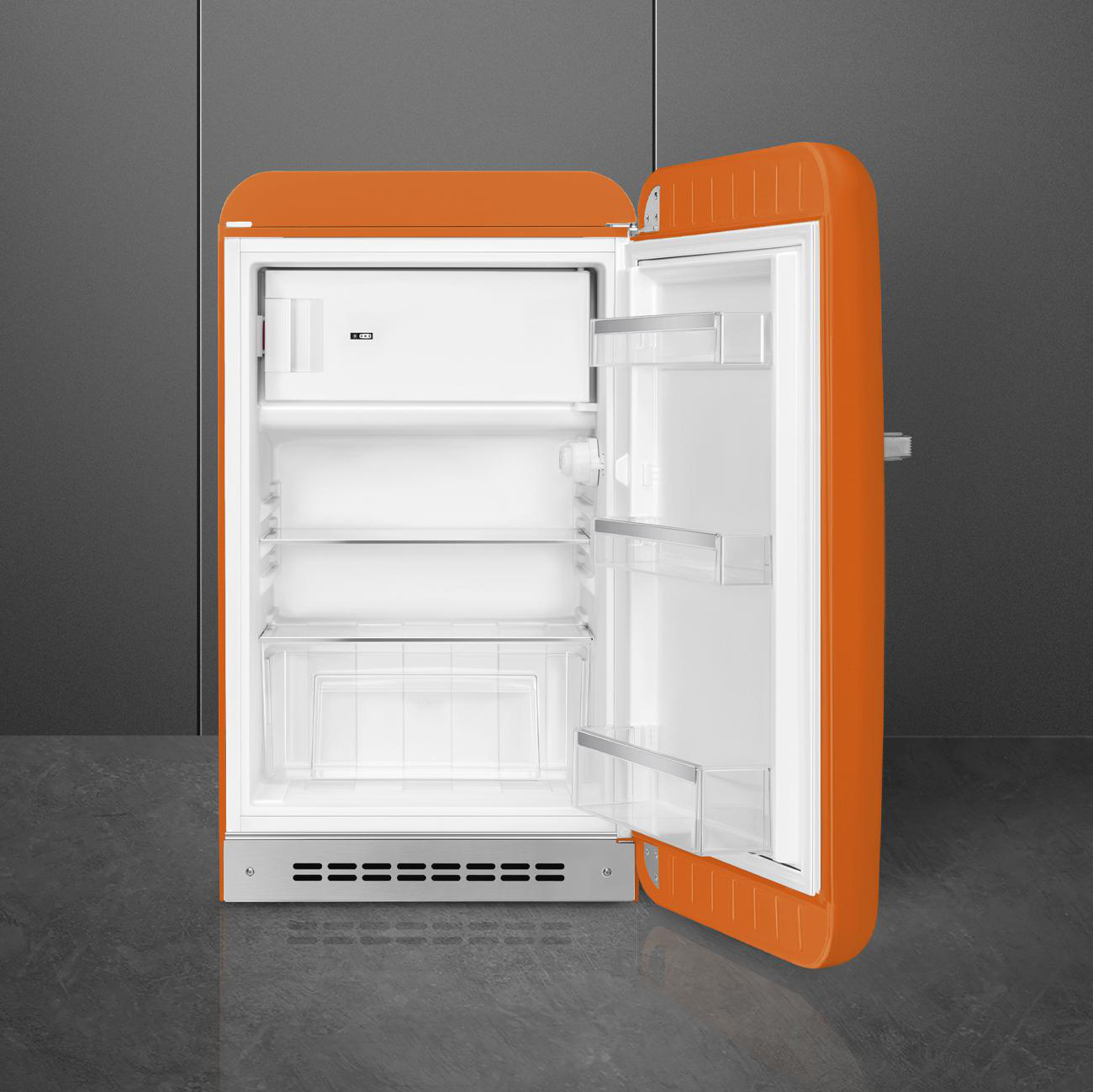 Orangener SMEG-Kühlschrank im Retro-Stil mit geöffneter Tür, der das Innere zeigt.