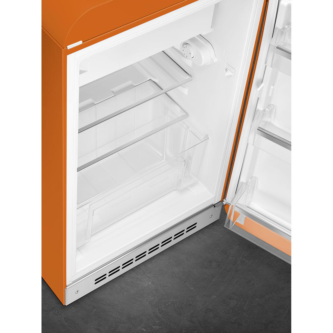 Orangener Retro-Kühlschrank mit geöffneter Tür, zeigt weißen Innenraum mit transparenten Regalen und Schubladen.