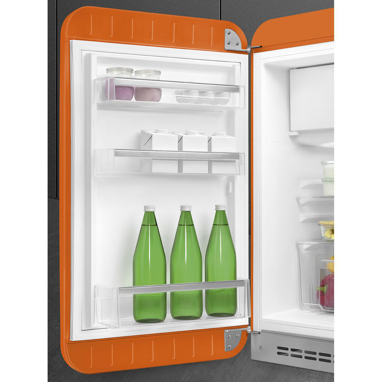 Ein orangefarbener Kühlschrank mit offener Tür. Im Inneren befinden sich Regale mit Lebensmitteln und Getränken.
